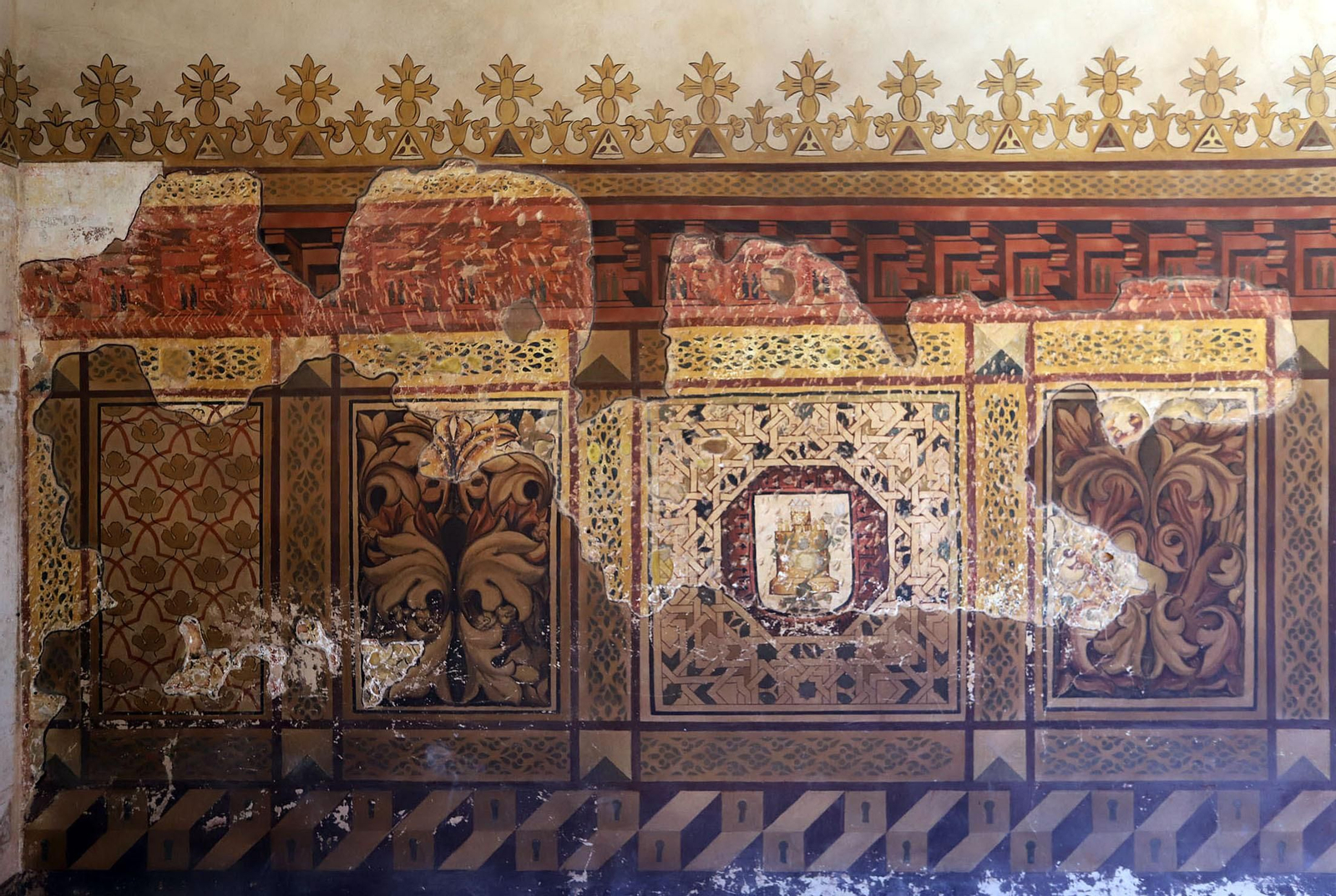 Estado de deterioro en el que se encuentra las pinturas murales del patio mudéjar de La Rábida.