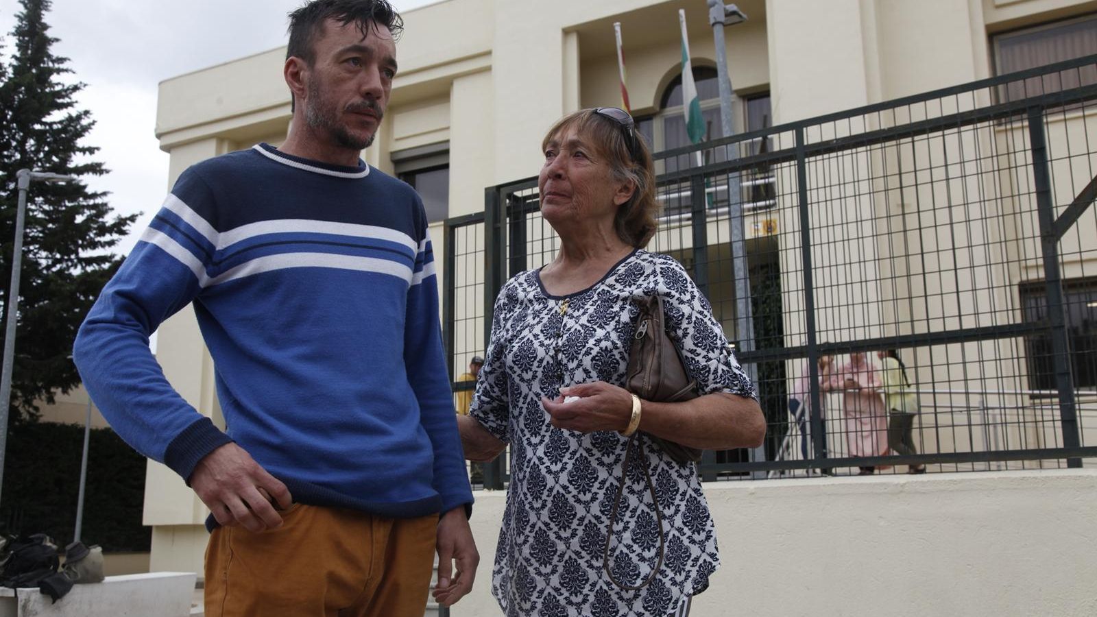 El padre y la abuela del menor