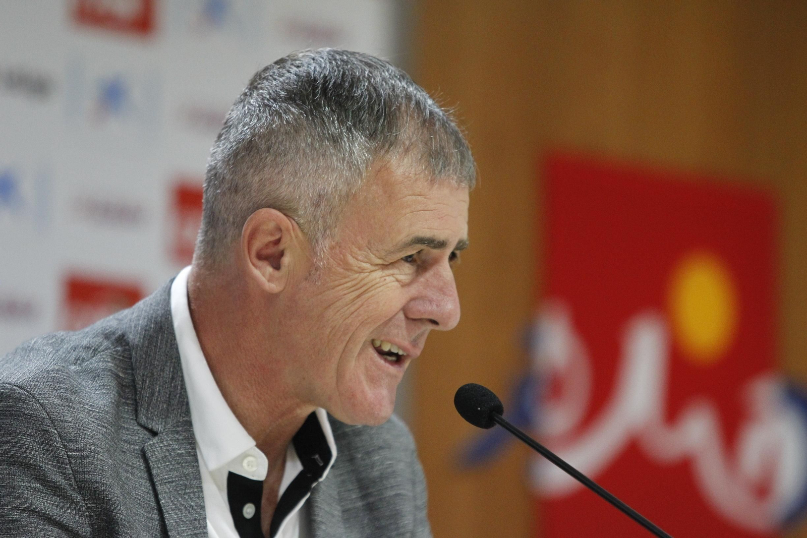 Lucas Alcaraz responde a las preguntas en sala de prensa.