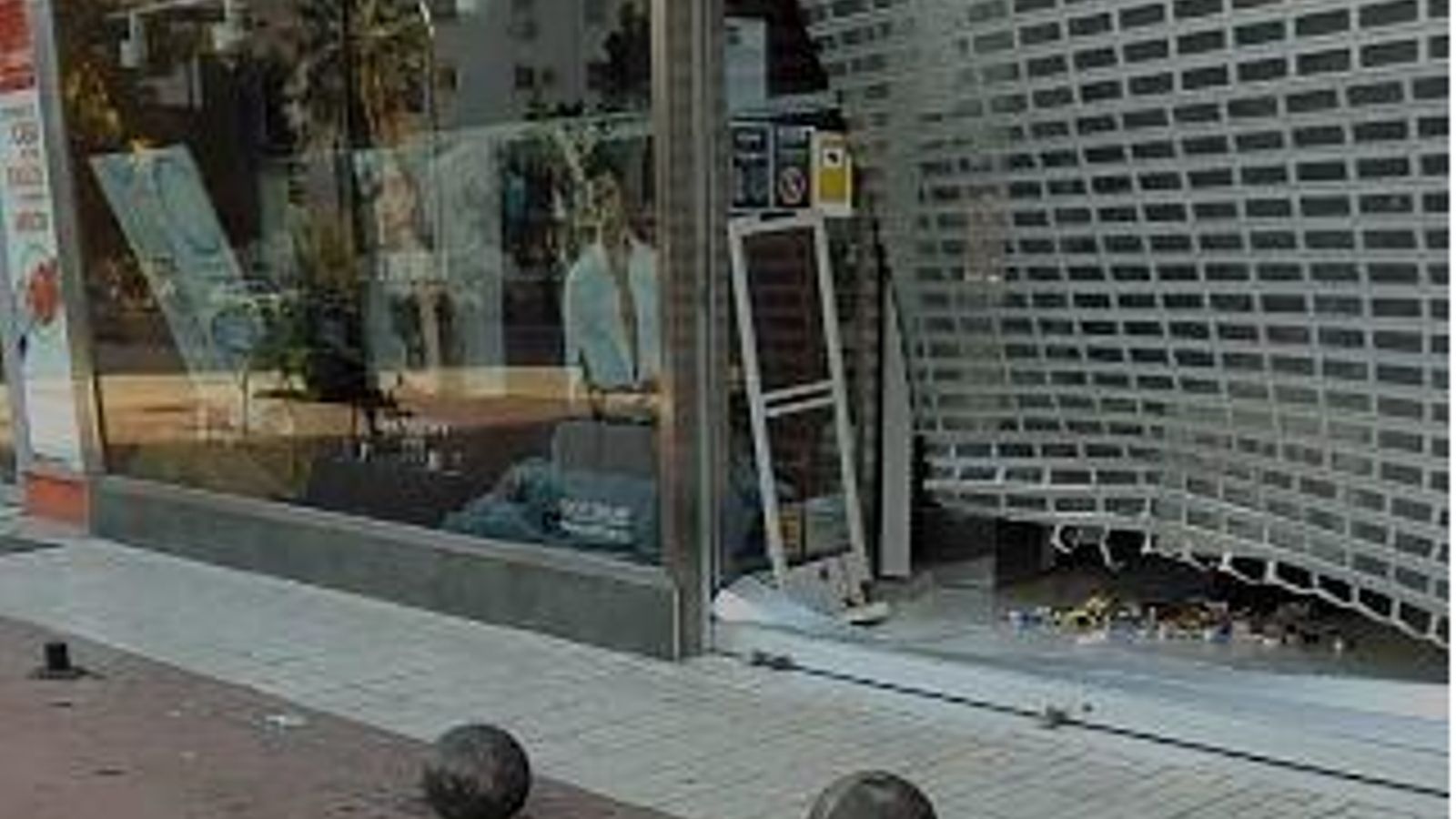 Estado en el que ha quedado la persiana del local tras el alunizaje.