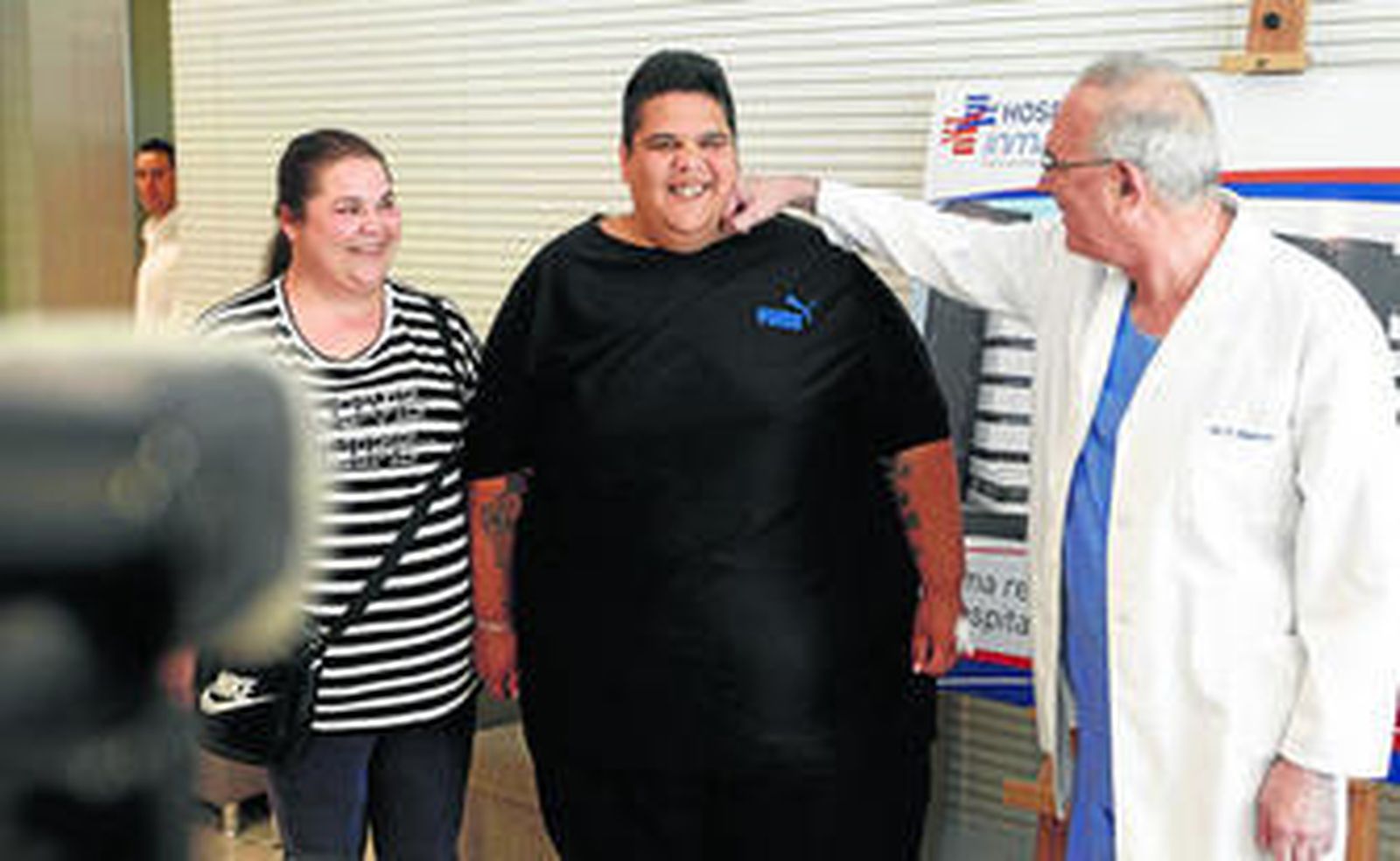 El joven Juan Manuel, natural de Algeciras, entre su mujer, Aroa, y el doctor Carlos Ballesta momentos antes de la operación.
