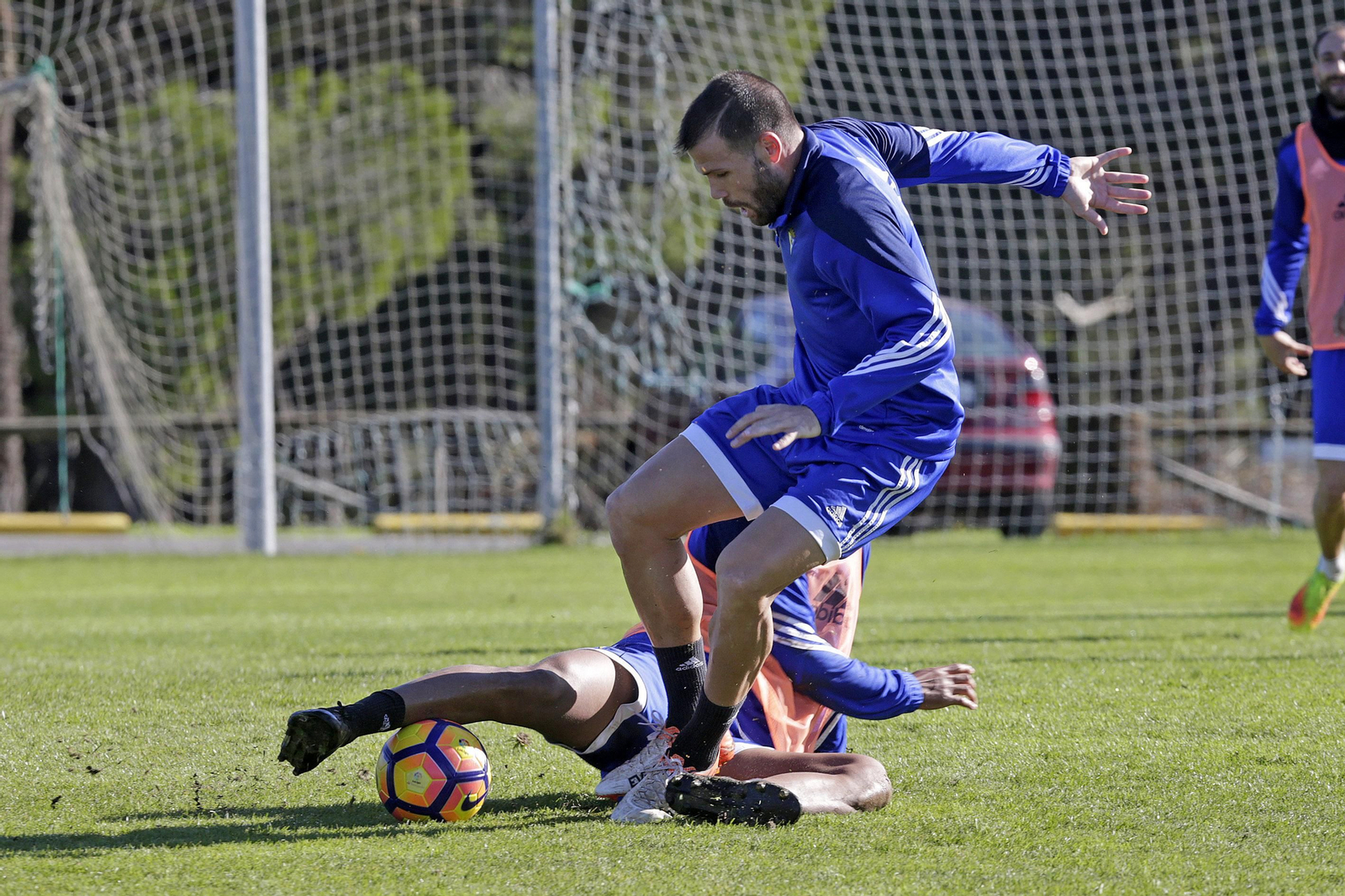 Ortuño pelea por el balón durante un entrenamiento desarrollado esta semana en El Rosal.
