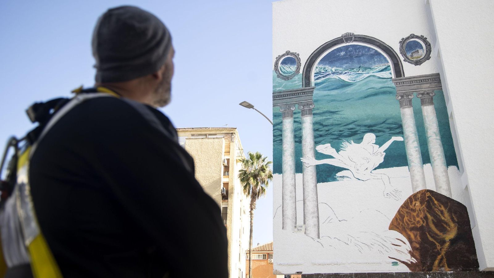 Puche admira el mural desde la distancia.