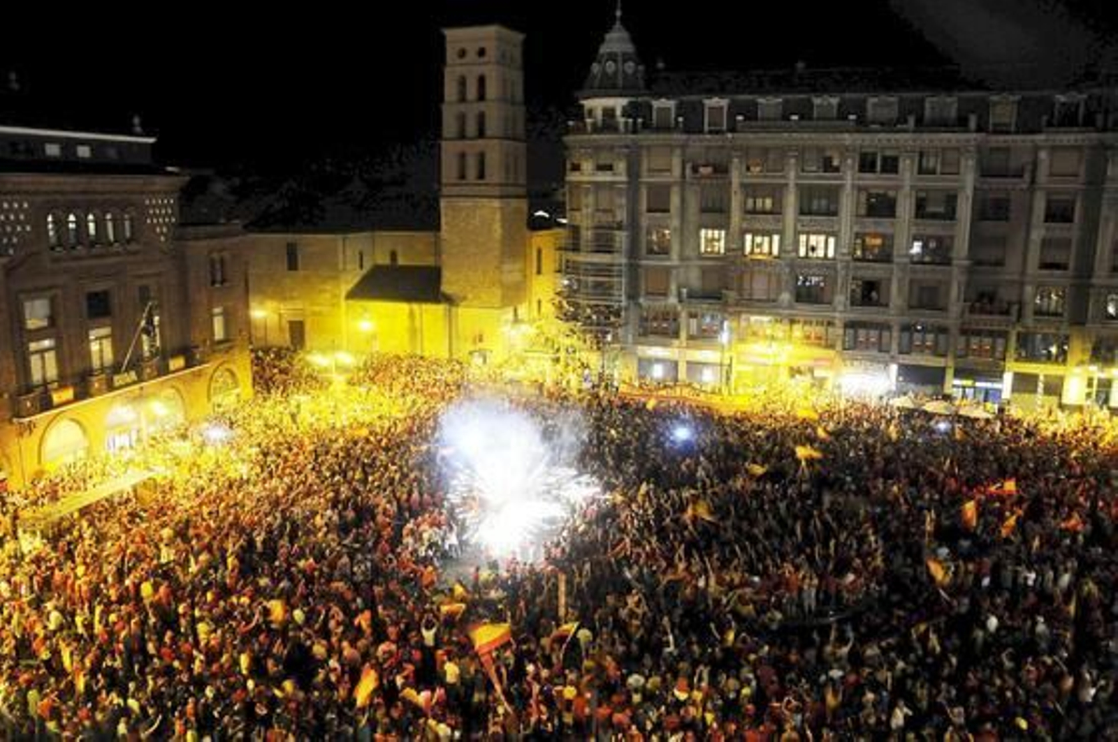 Celebración de la victoria española en la plaza Santo Domingo de León

Foto: Agencias