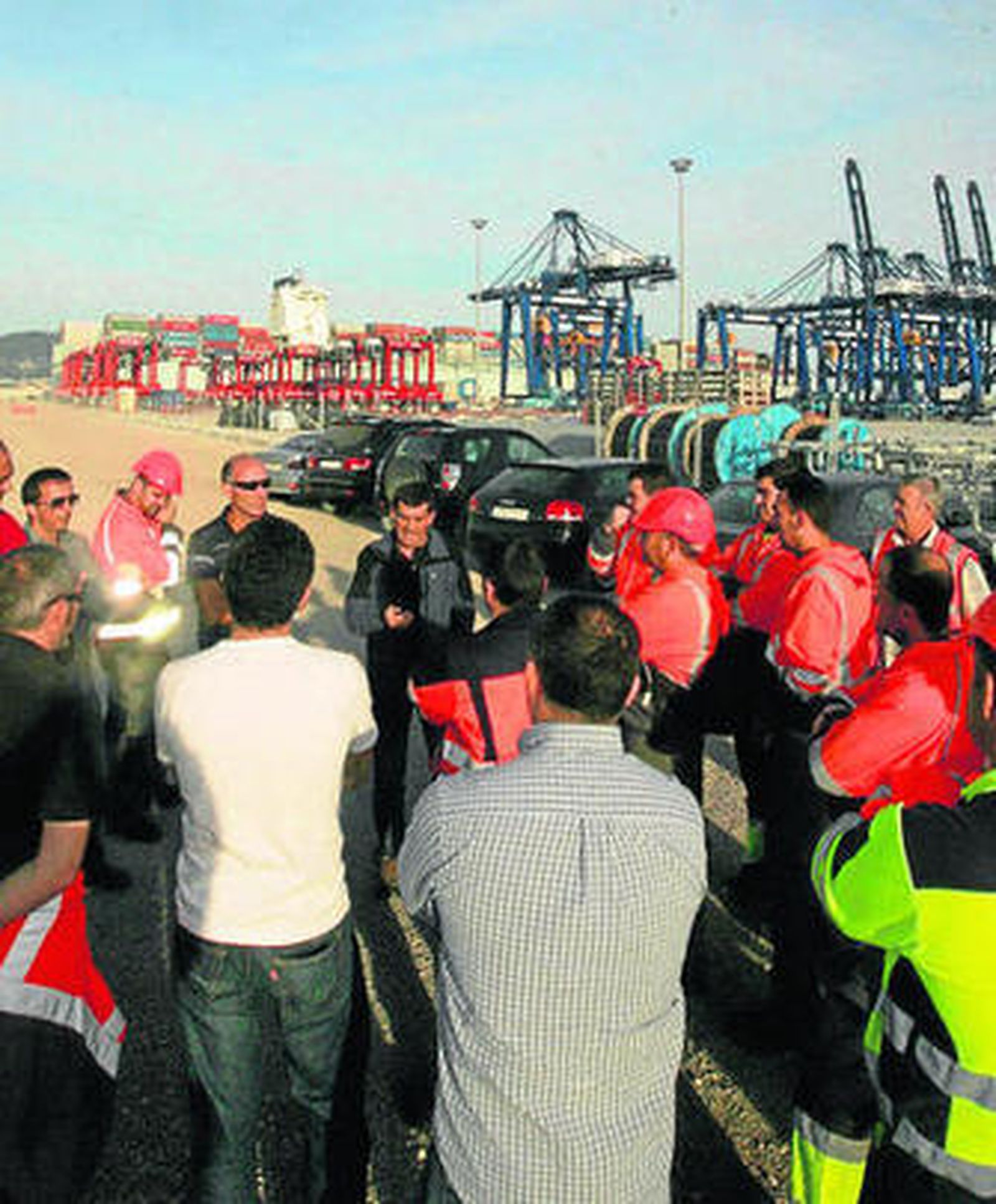 Un grupo de trabajadores, el pasado martes en TTIA.