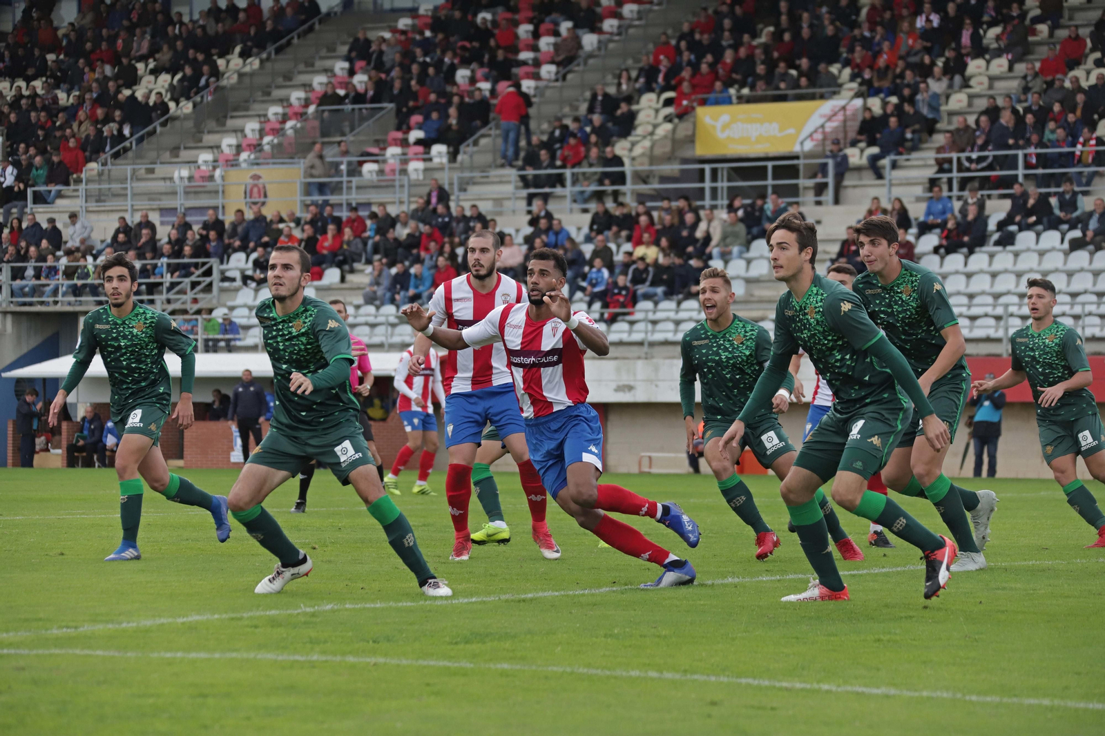 Pablo de Castro, con Antonio Sánchez detrás, a la salida de un córner rodeado de béticos.