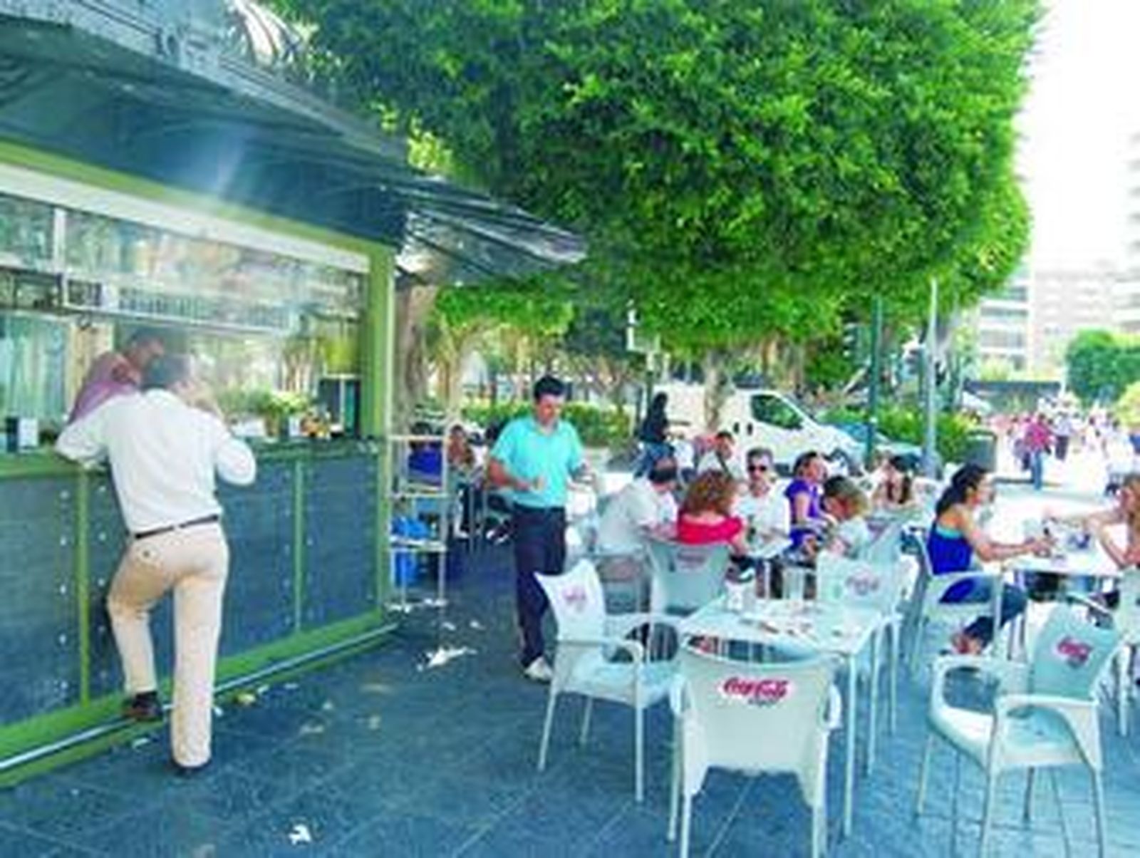 Una terraza del centro de Almería.