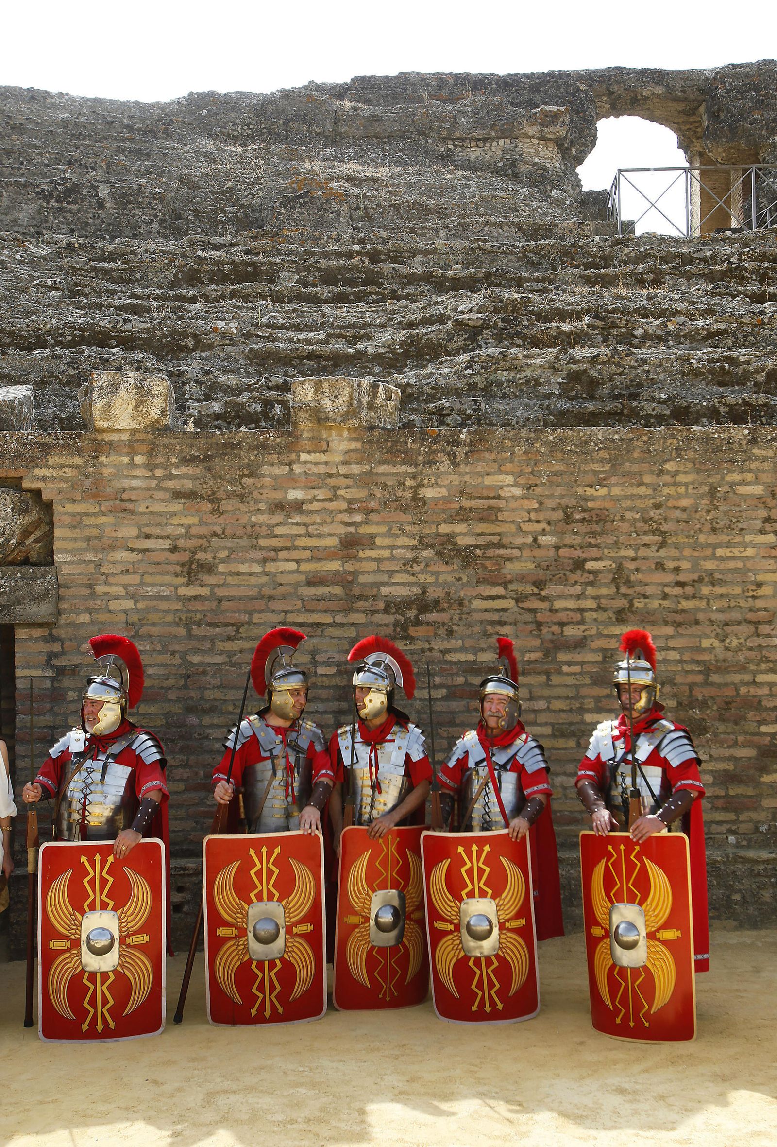 Vestidos de romanos para reivindicar que Itálica sea Patrimonio de la Humanidad