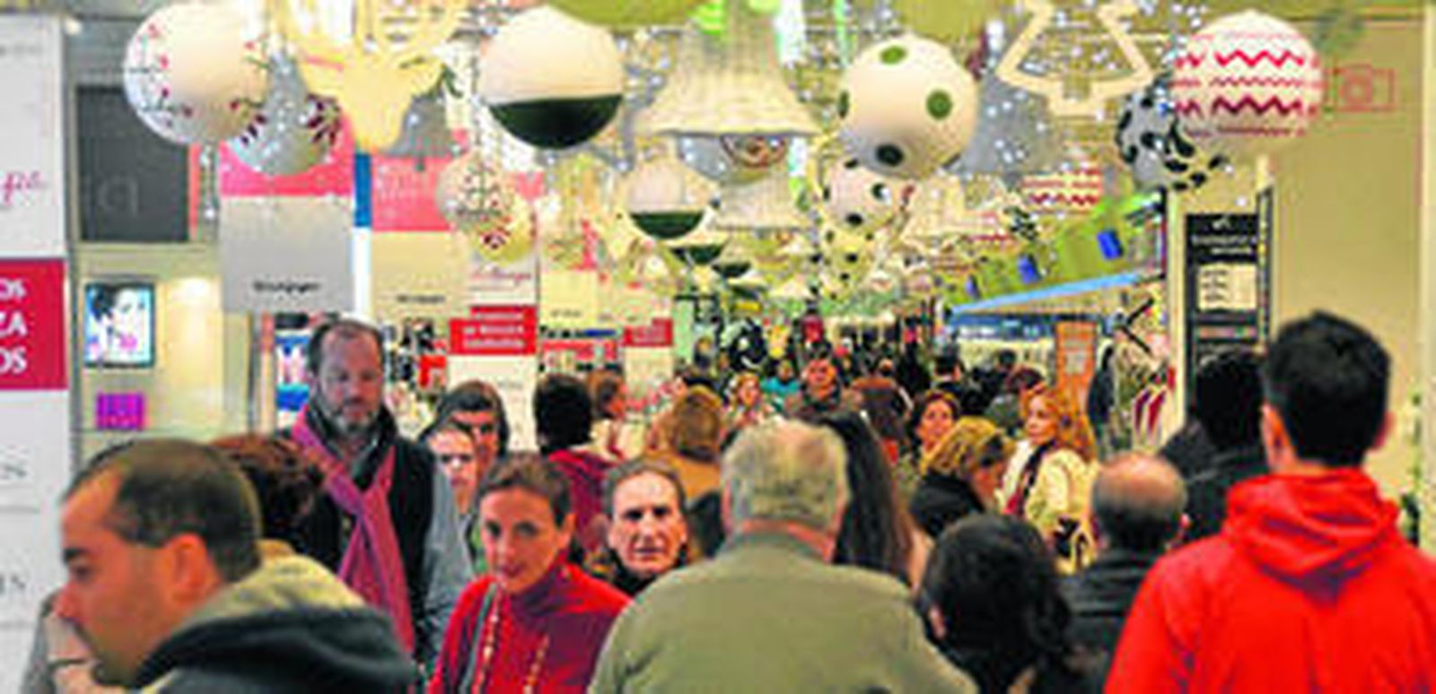 Consumidores realizando sus compras navideñas en El Corte Inglés.