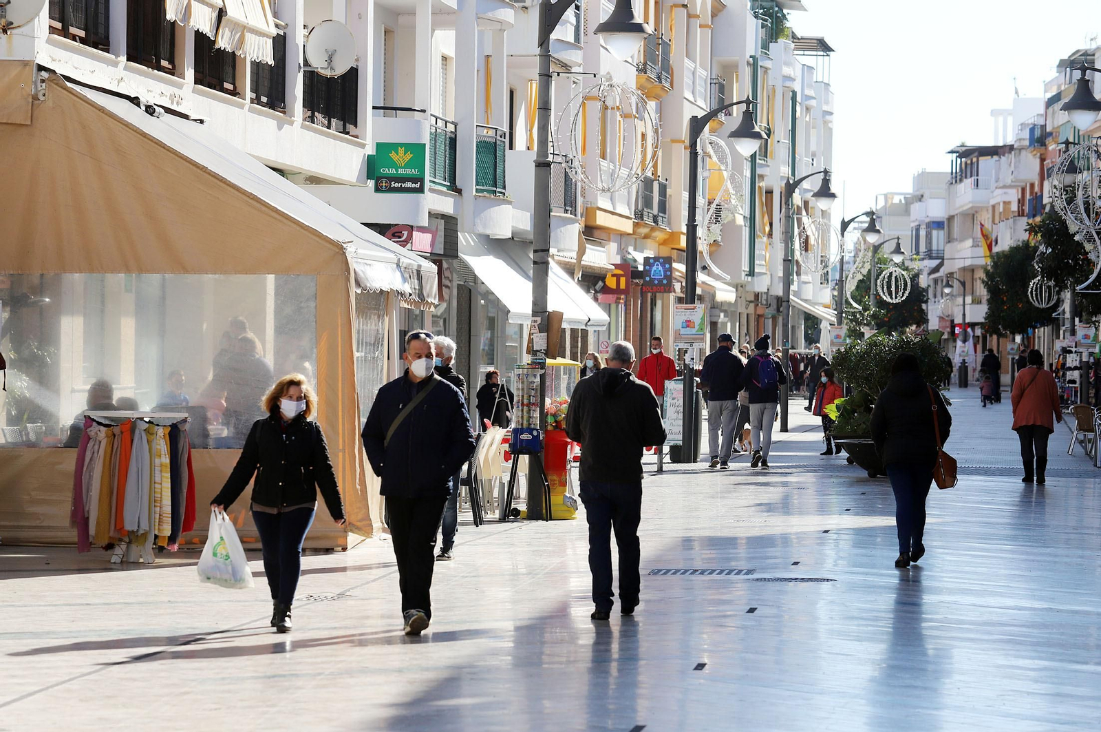 Gente paseando por la calle Ancha de Punta Umbría.