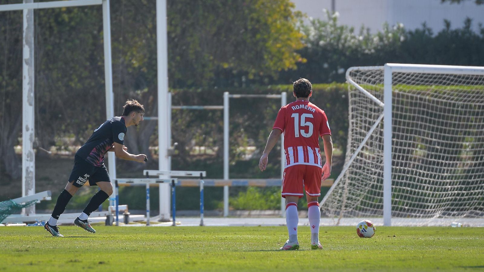 Chris Martínez se dispone a ejecutar la pena máxima con la que le terminó dando la victoria a los murcianos.