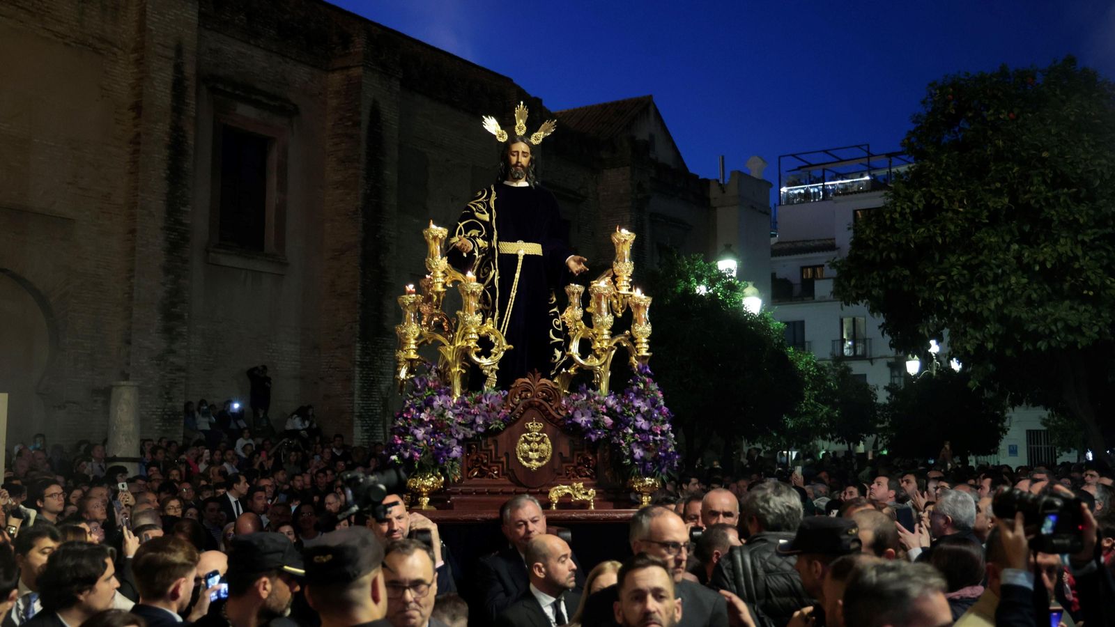 Numerosas personas acompañan al Señor en su llegada a la Catedral.