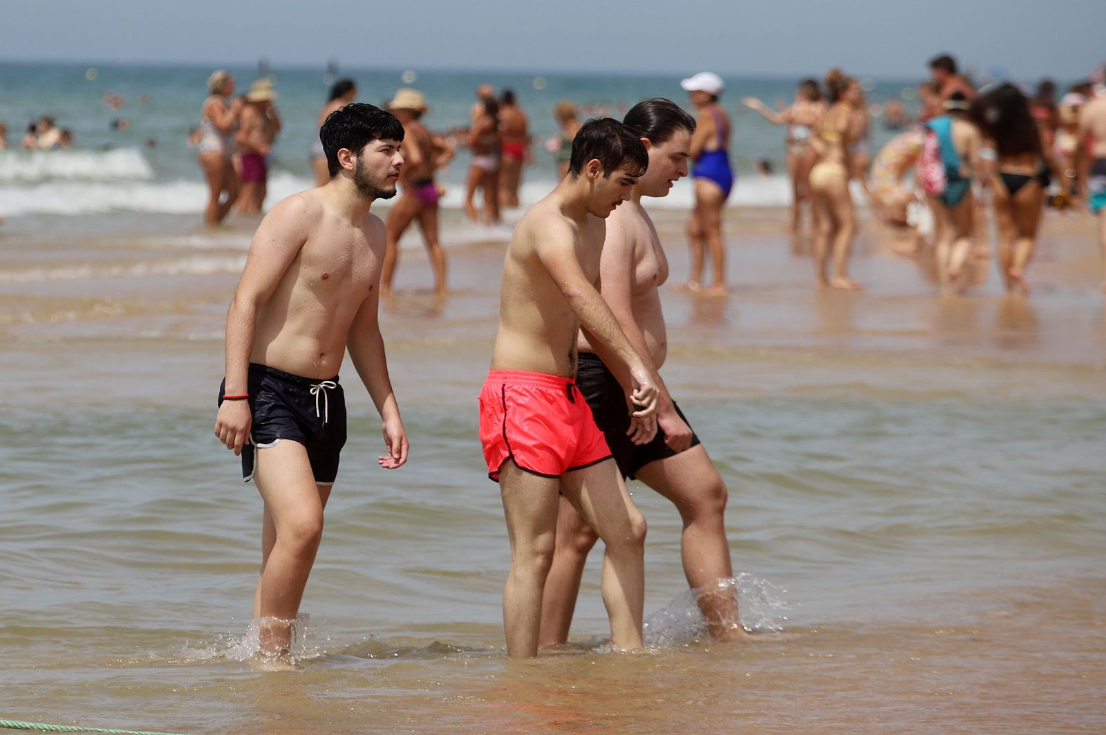 Imágenes del caluroso fin de semana en las playas de Huelva