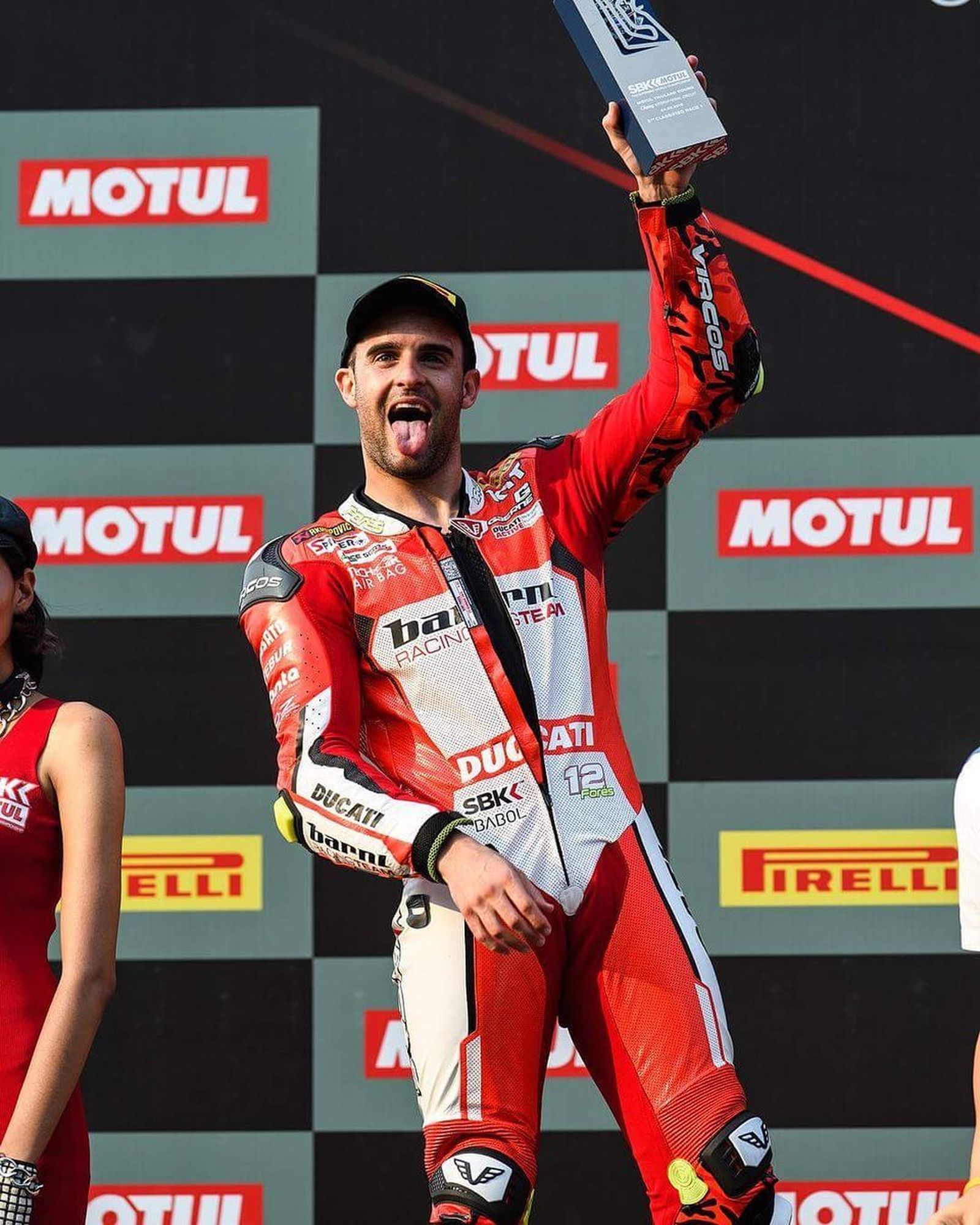 Xavi Forés, eufórico ayer en el podio del circuito de Chang, en Tailandia.