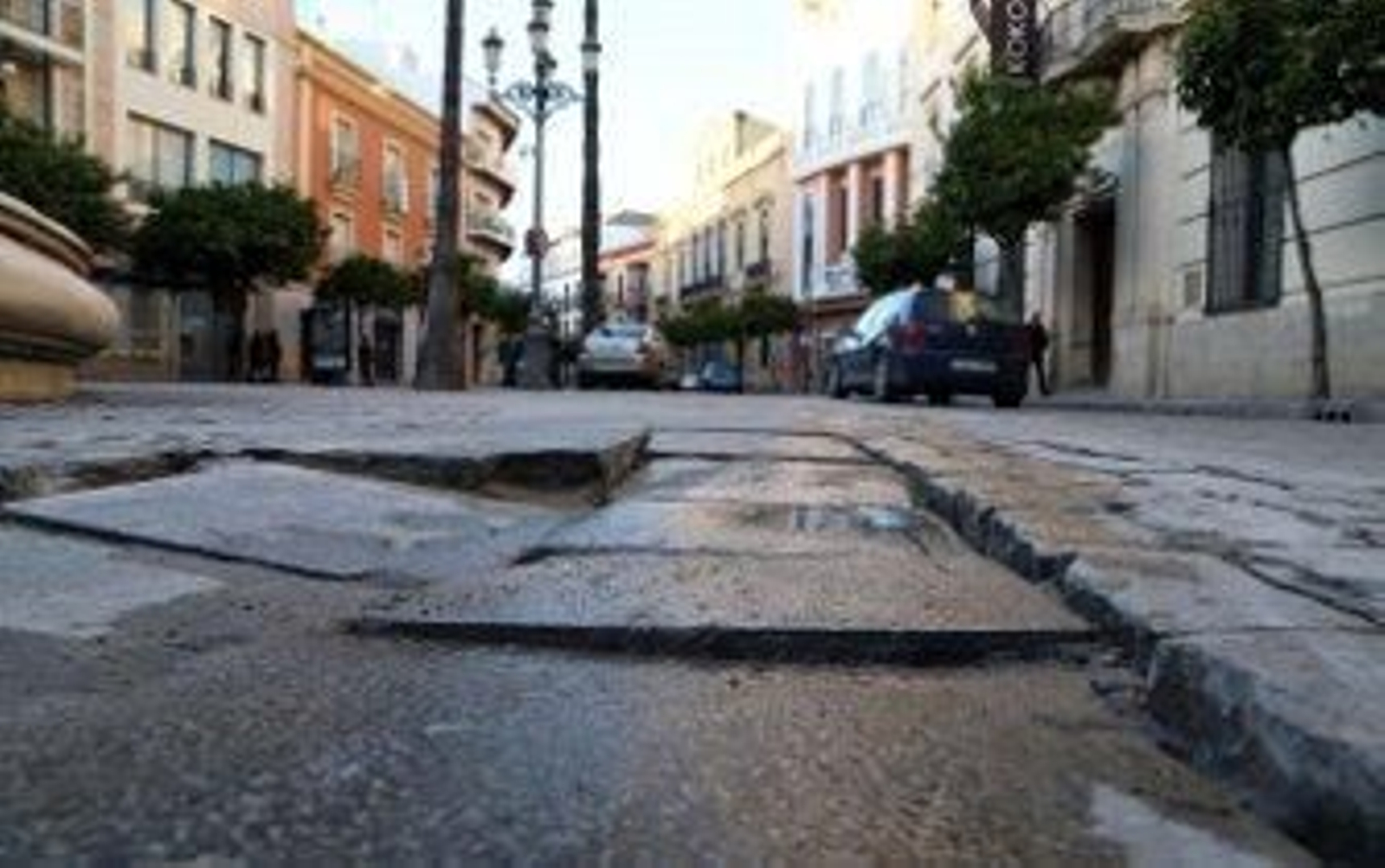Una empresa murciana arreglará el adoquinado de la calle Larga Una empresa murciana arreglará el adoquinado de la calle Larga