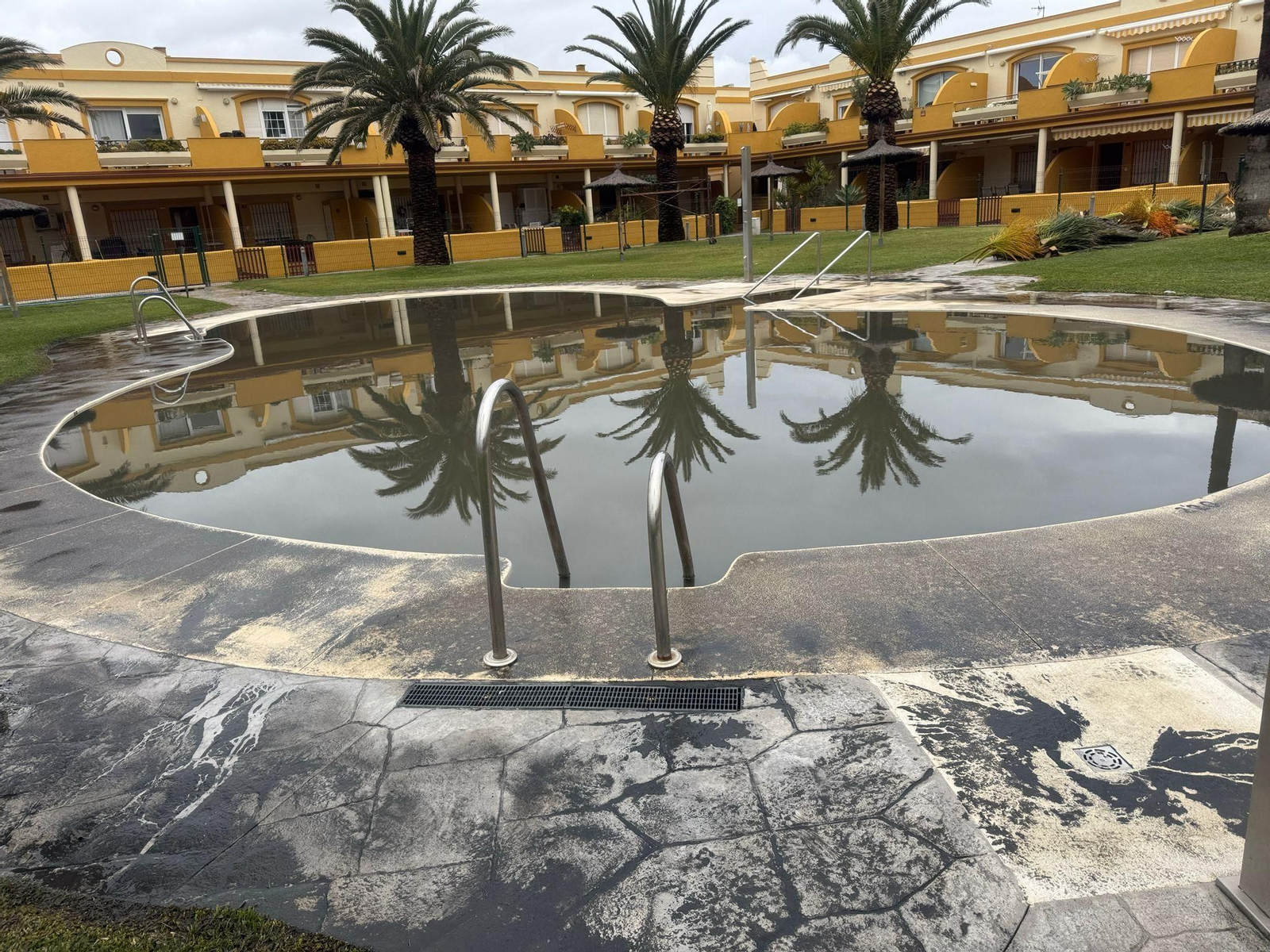 La piscina de la urbanización, llena de agua de lluvia mezclada con residuales, esta semana.