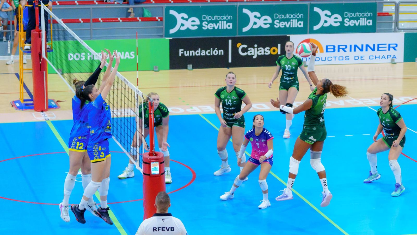 Una jugadora del Cajasol Andalucía palmea el balón en el partido de la anterior jornada.