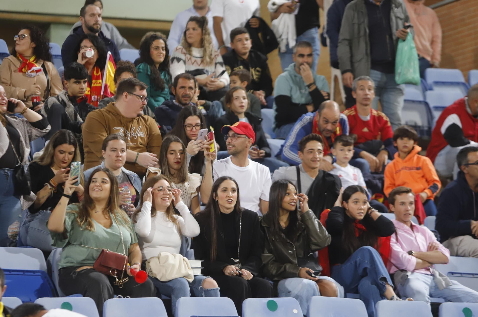 Gran ambiente para ver la selección española sub-21 en Huelva