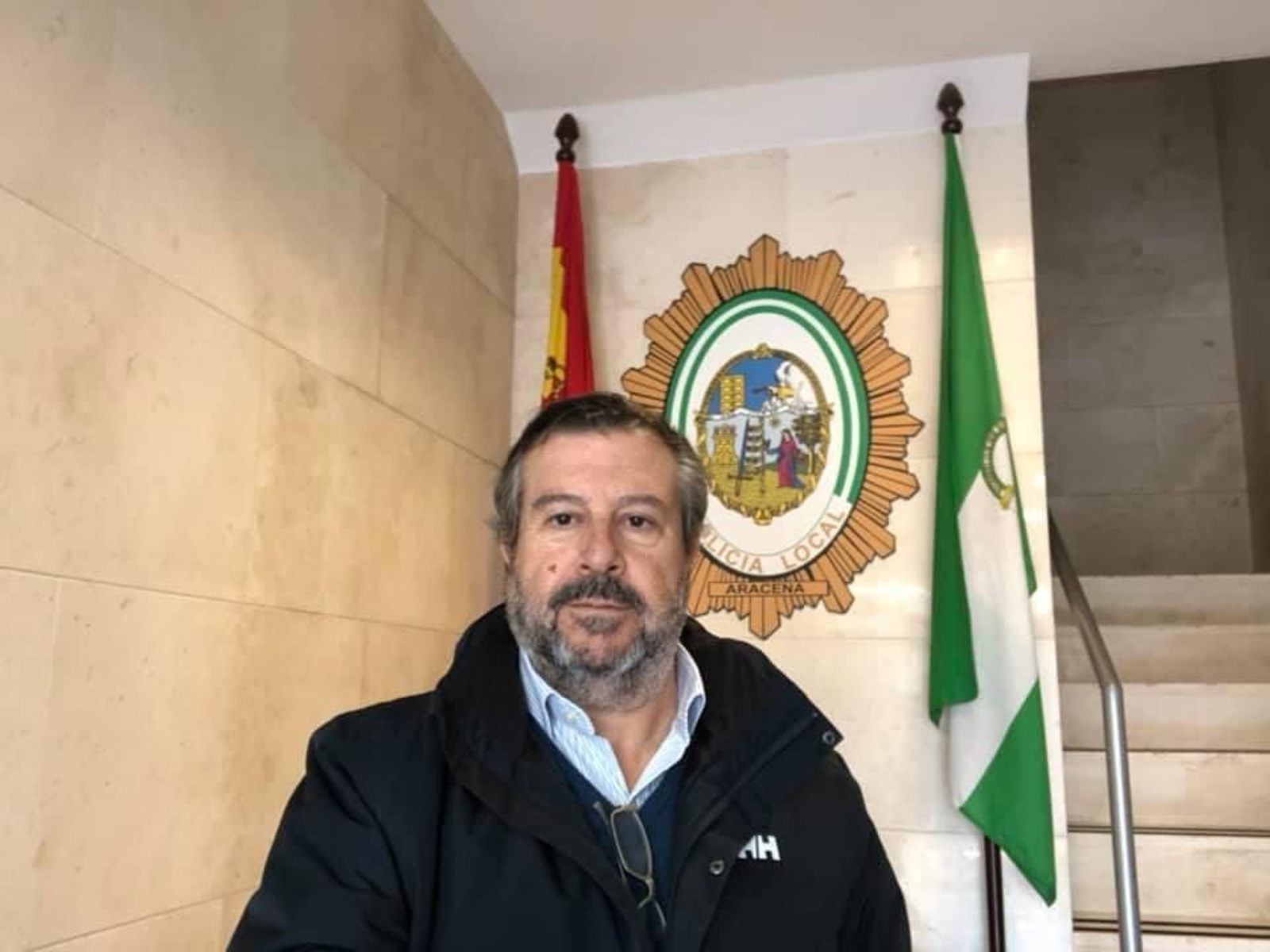 José Enrique Borrallo en la sede de la Policía Local de Aracena de donde es concejal.
