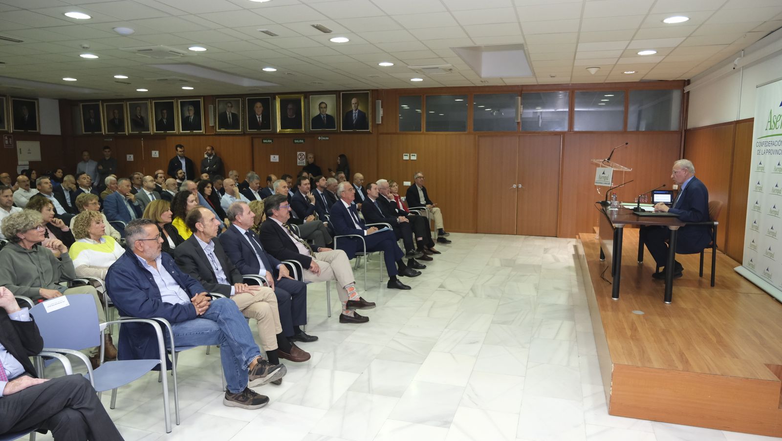 Imágenes de la conferencia de Alfonso Guerra en el Foro Empresarial de Asempal, en Almería