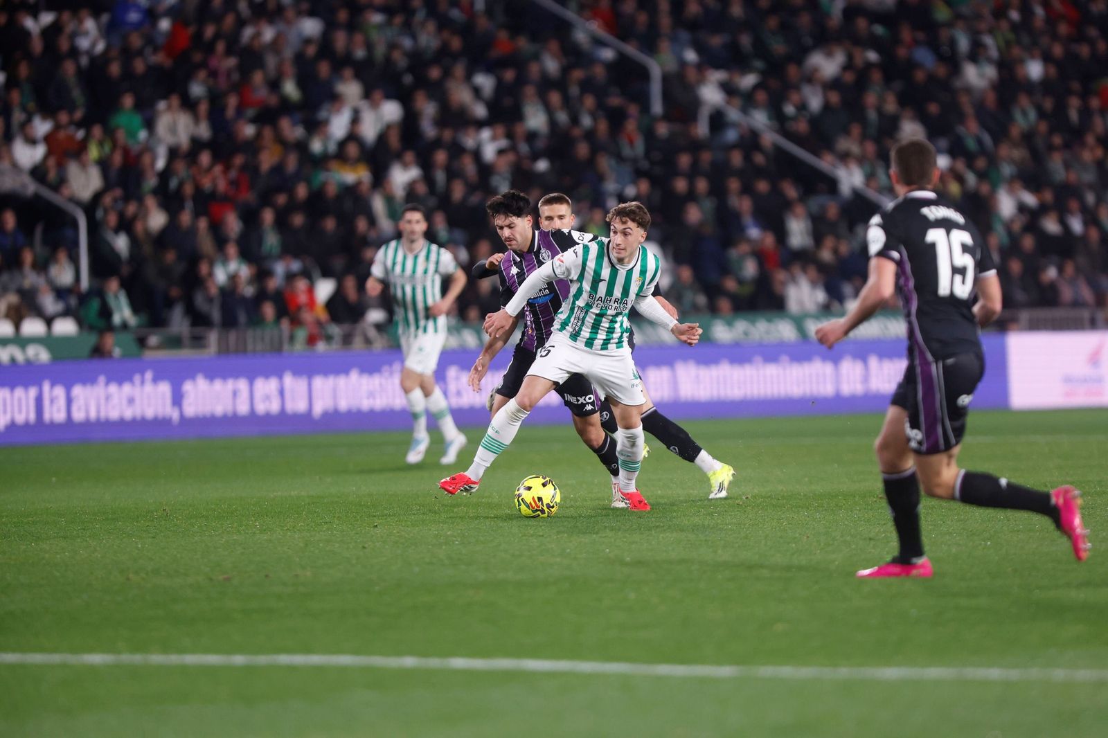 Mikel Goti controla el balón durante la cita ante el Valladolid.
