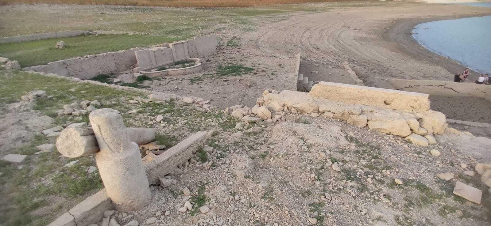 Un recorrido en fotografías por las ruinas que afloran en el pantano de Iznájar