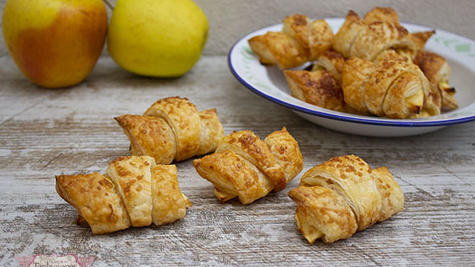 Bocaditos de hojaldre y manzana.