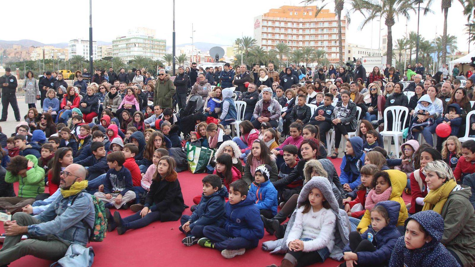 La Ballena, repleta de niños, con sus familiares. La Ballena, repleta de niños, con sus familiares.