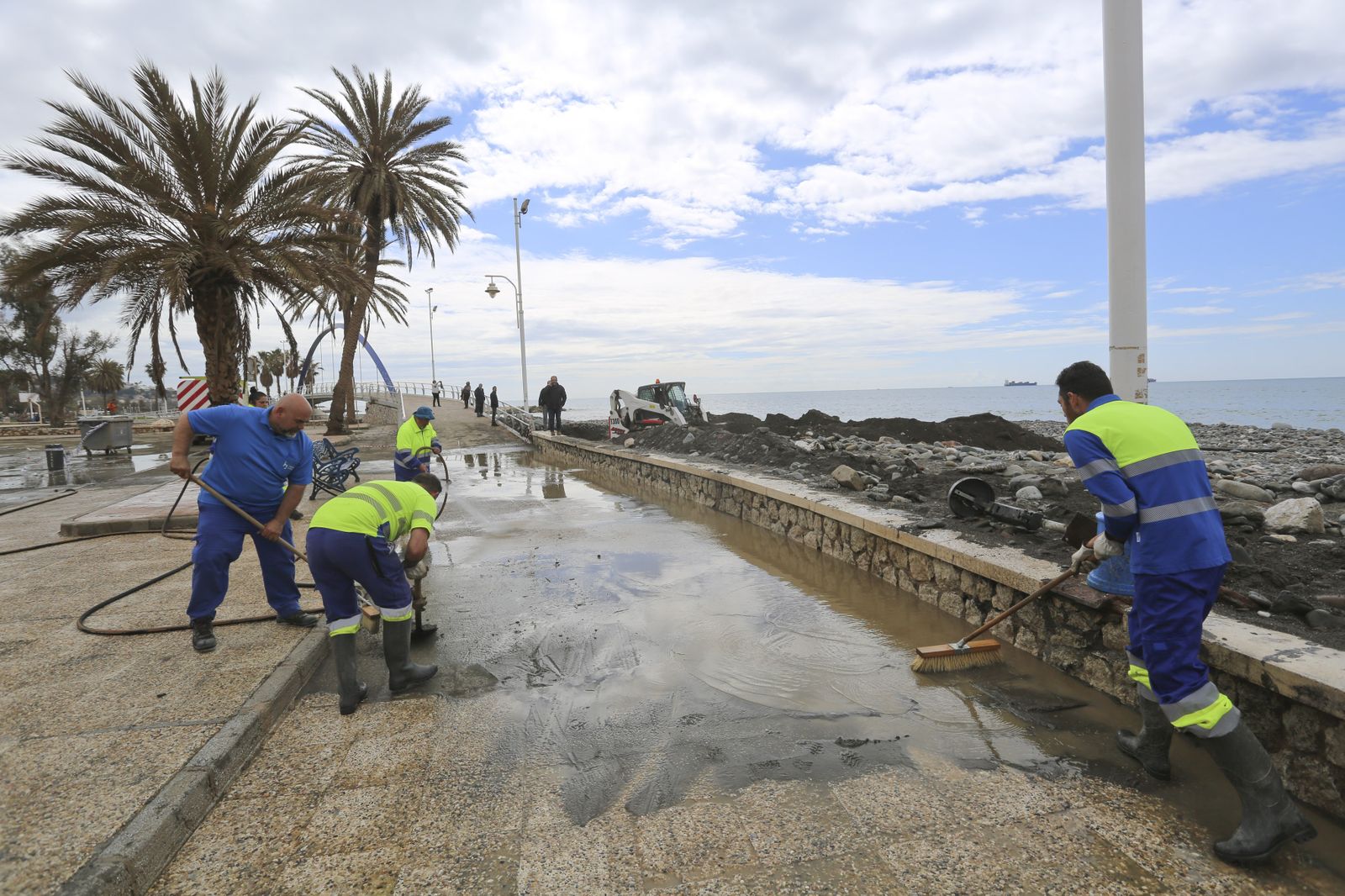 Las fotos de los trabajos en los paseos marítimos y chiringuitos de Málaga para paliar los efectos del temporal