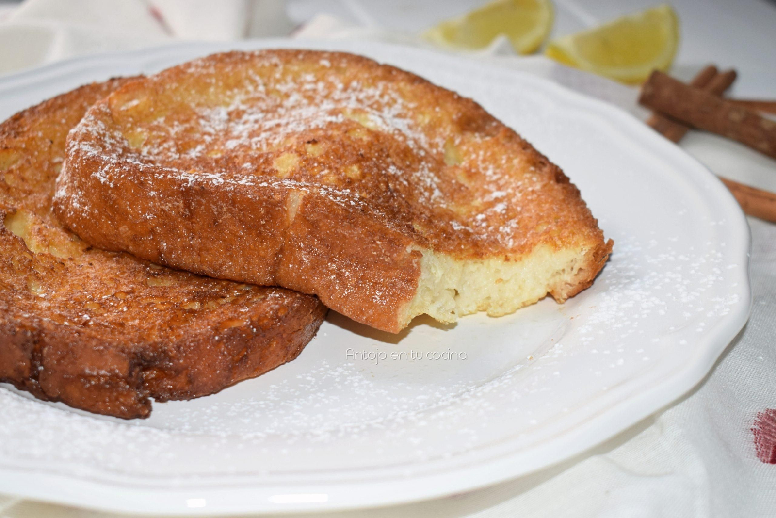 Tradicionales torrijas de leche con azúcar por encima.