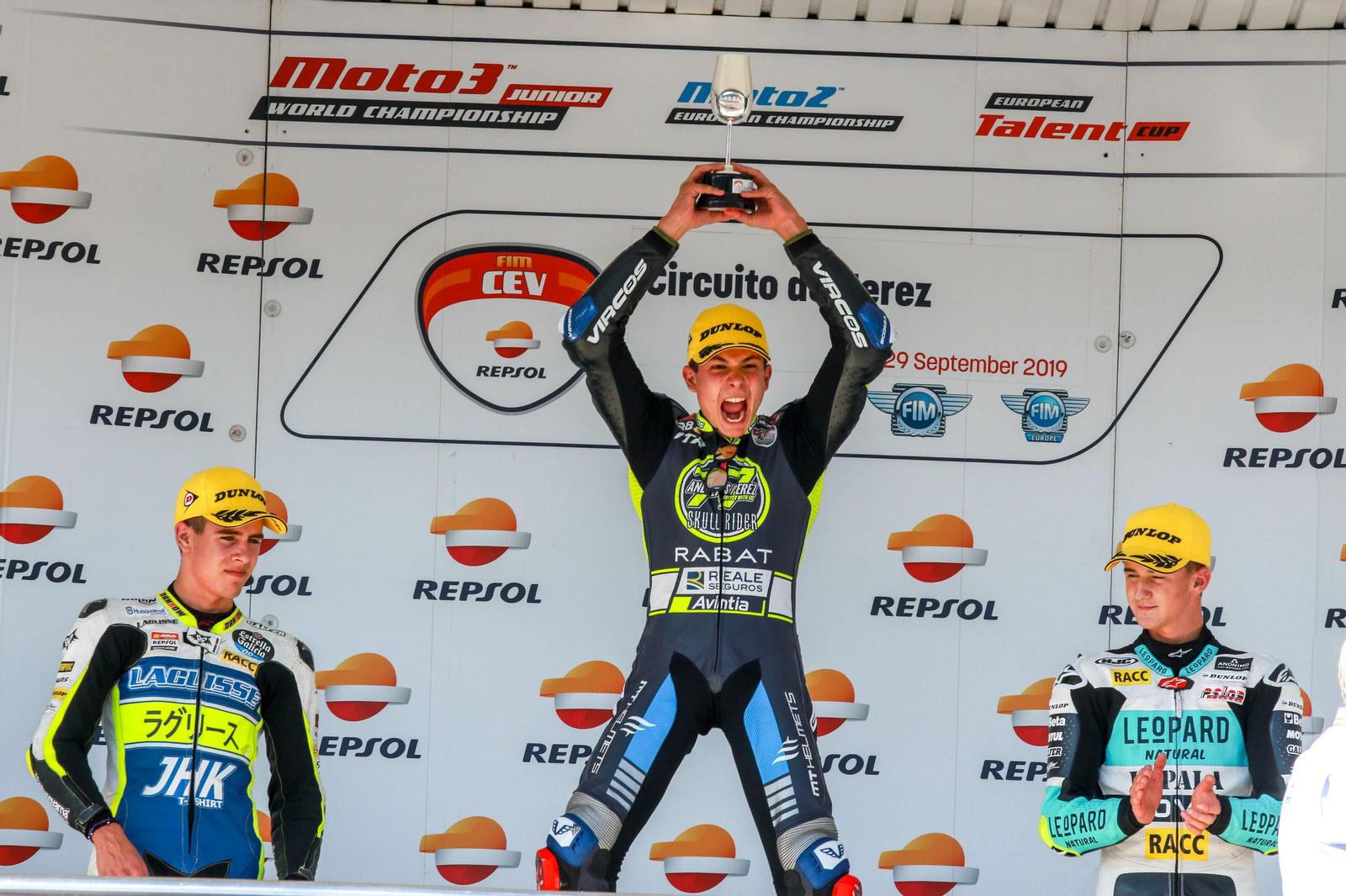 Carlos Tatay, eufórico en lo alto del podio del Circuito de Jerez-Ángel Nieto en la prueba del pasado mes de septiembre. Carlos Tatay, eufórico en lo alto del podio del Circuito de Jerez-Ángel Nieto en la prueba del pasado mes de septiembre.