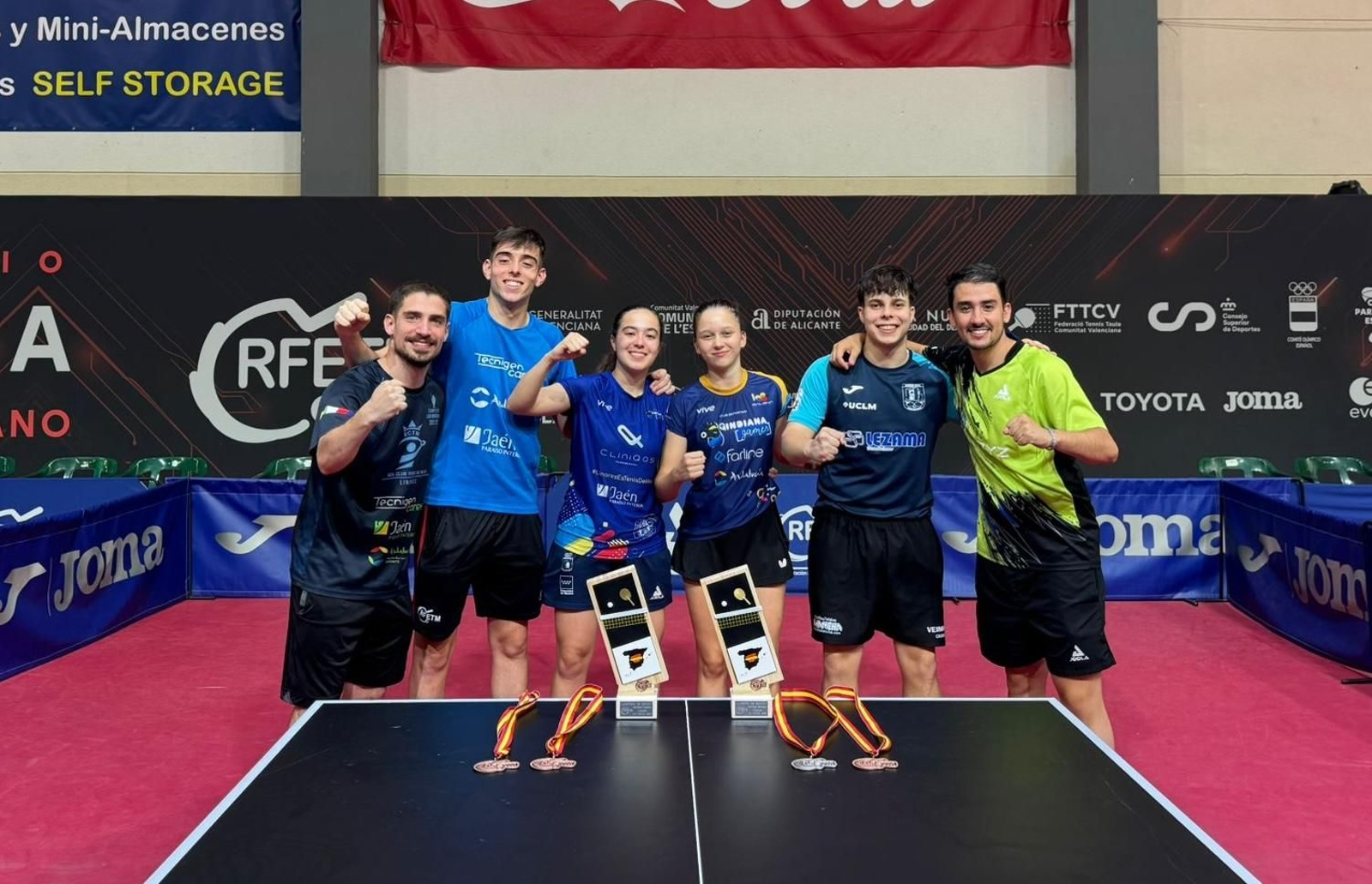 Los miembros del CEEDA linarense con sus trofeos y medallas.