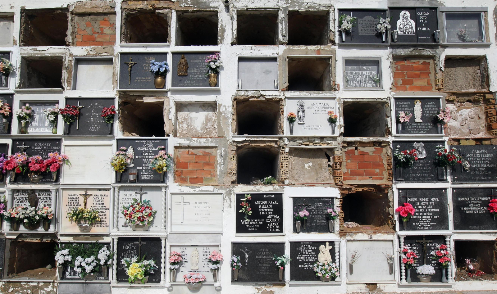 Parte de un cuartel de nichos en el cementerio de Jerez.