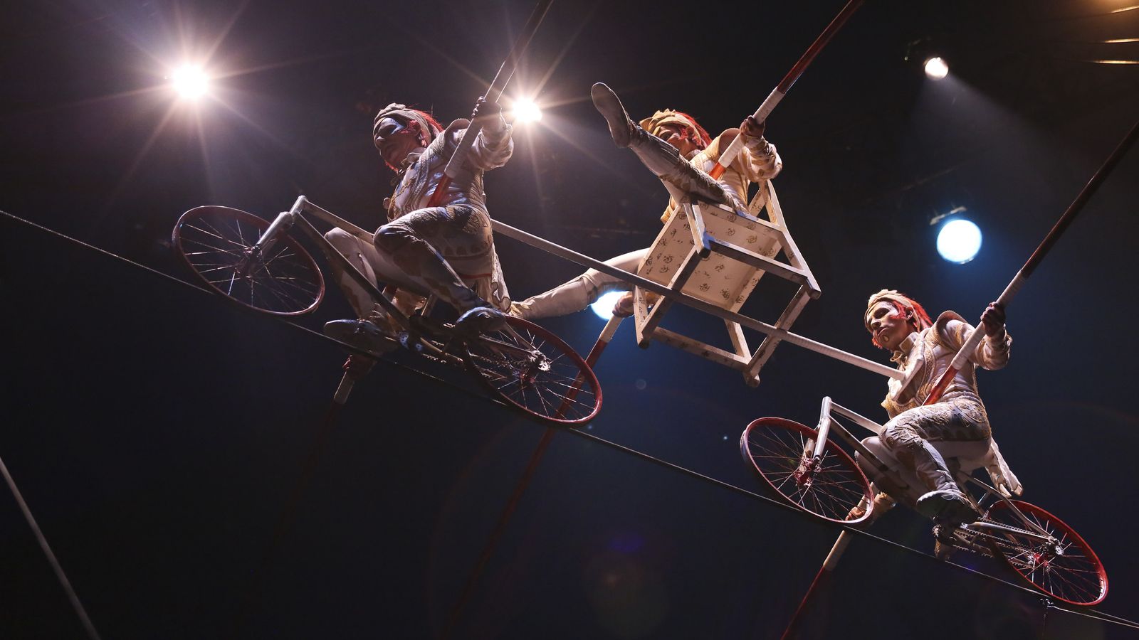 El número de los funambulistas es una de las atracciones más aplaudidas de 'Kooza'.