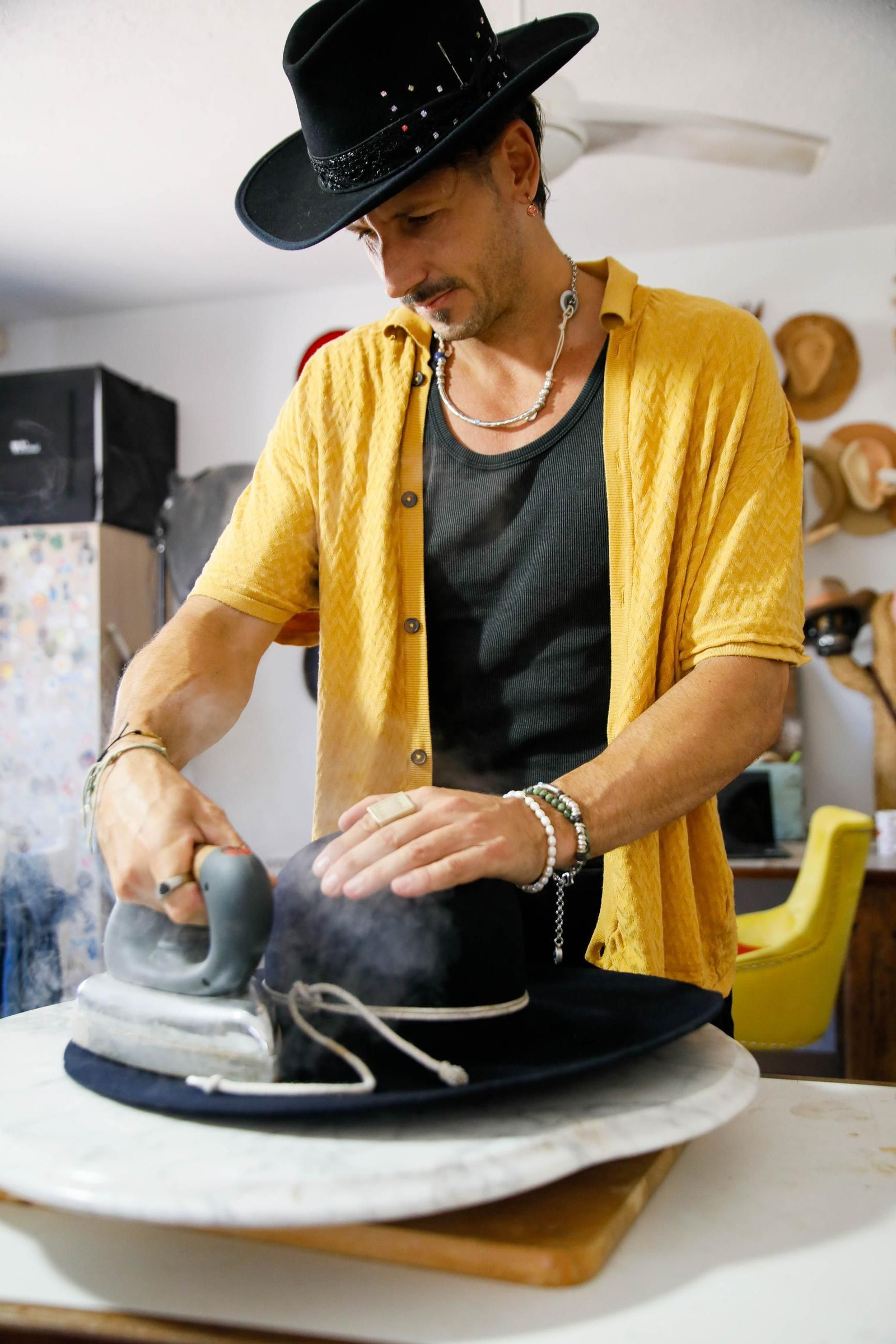 Imágenes del proceso creativo en sombreros de Alejandro Mateo