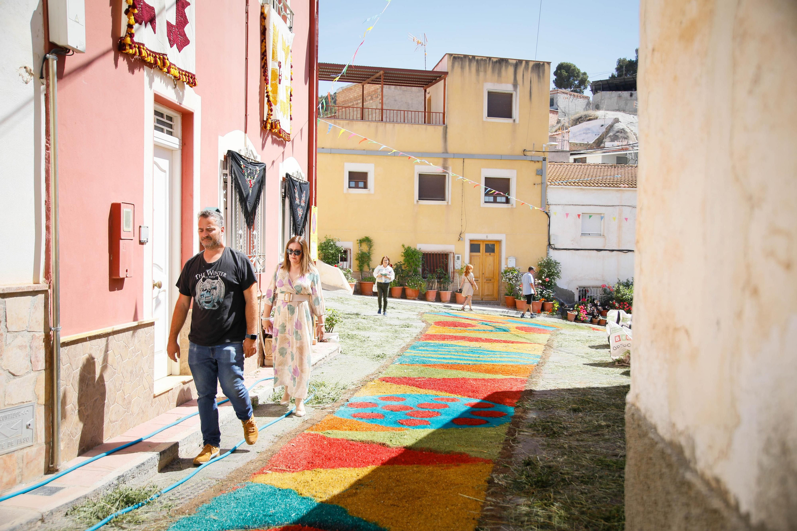 Así es la gran alfombra de serrín para que levite la Virgen de Fátima de Tíjola
