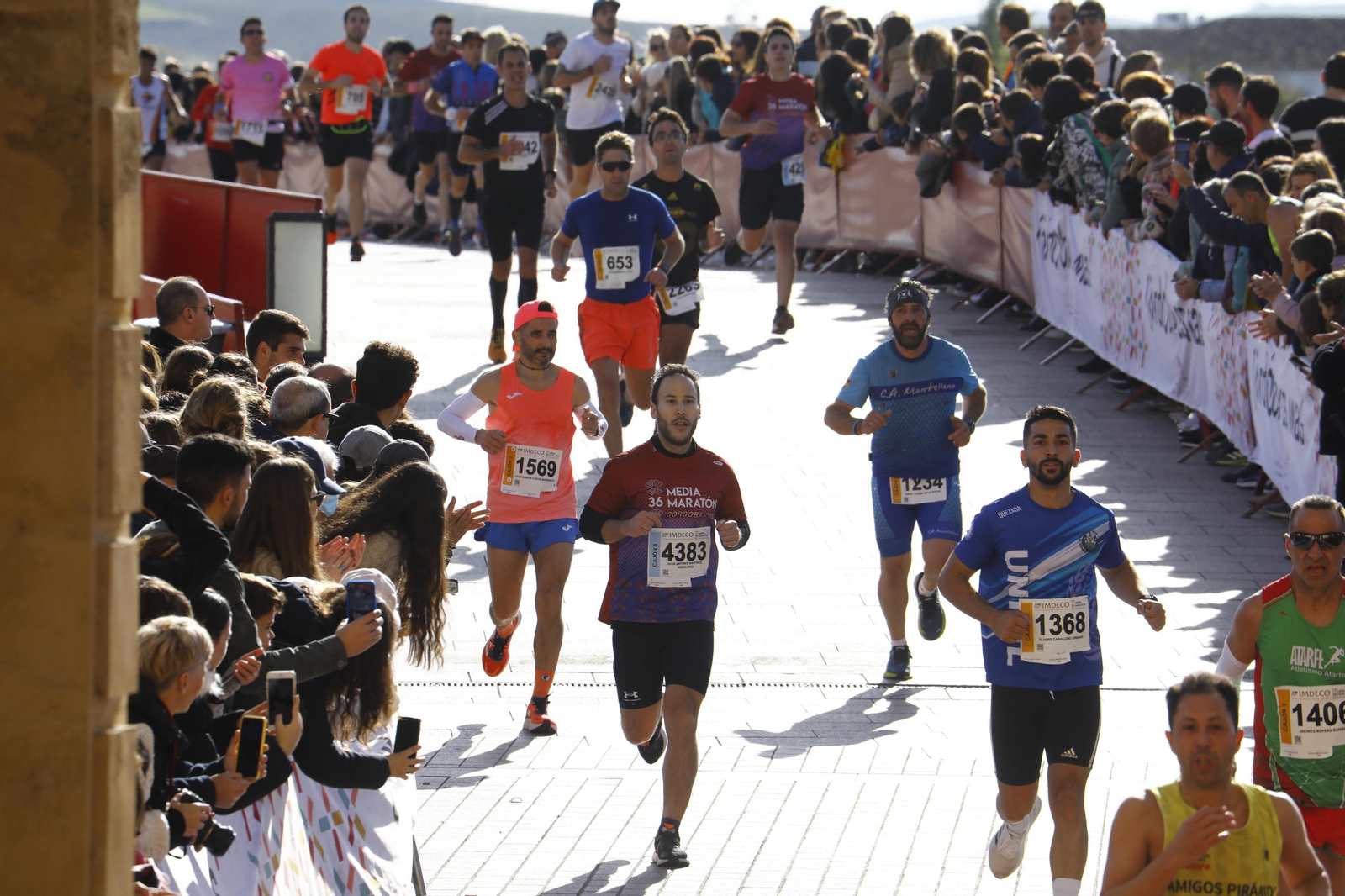 La gloria de cruzar la Puerta del Puente: imágenes de la meta de la 36 Media Maratón de Córdoba