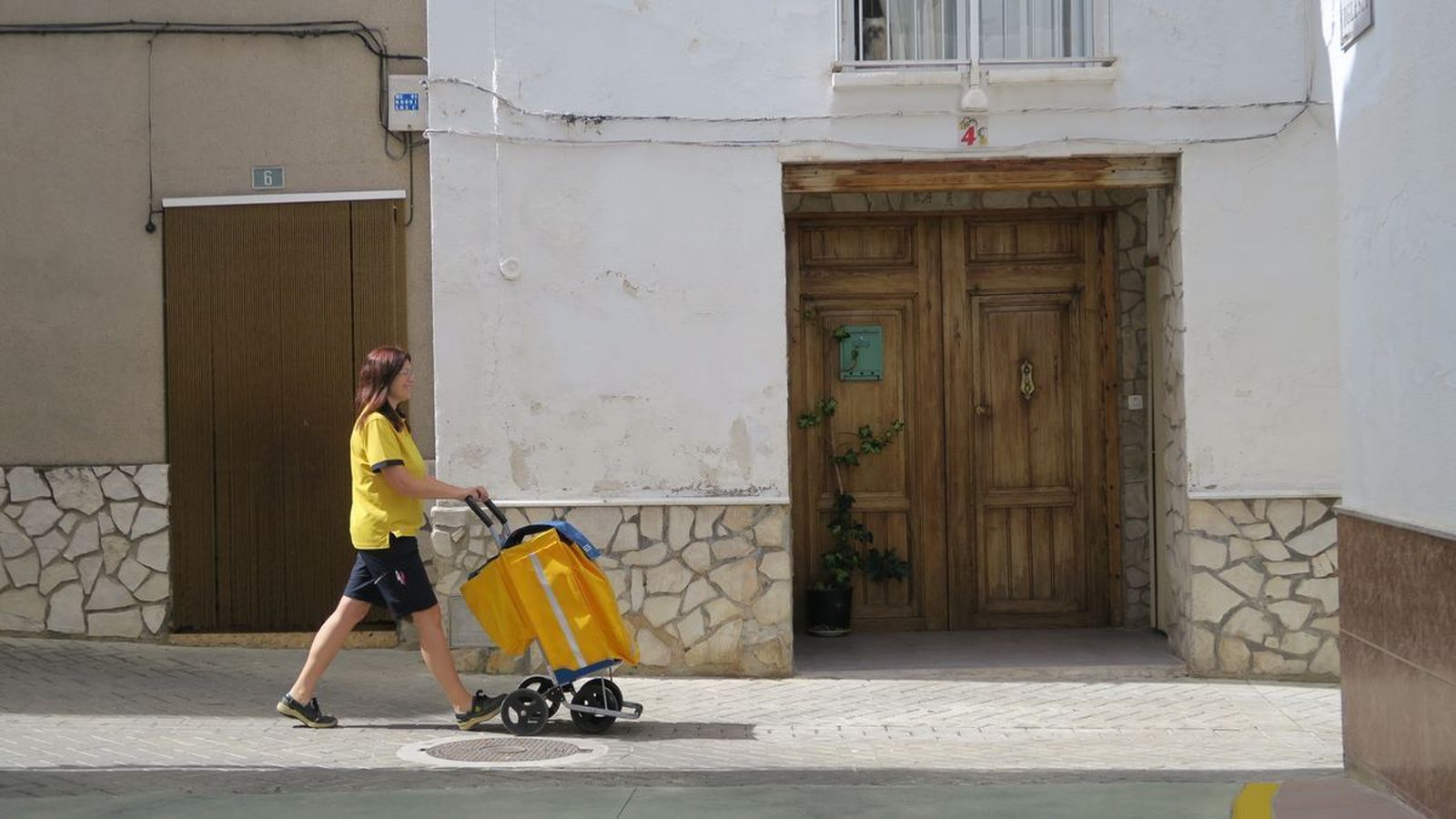 Una repartidora de Correos trabajando en una zona rural de la provincia de Cádiz