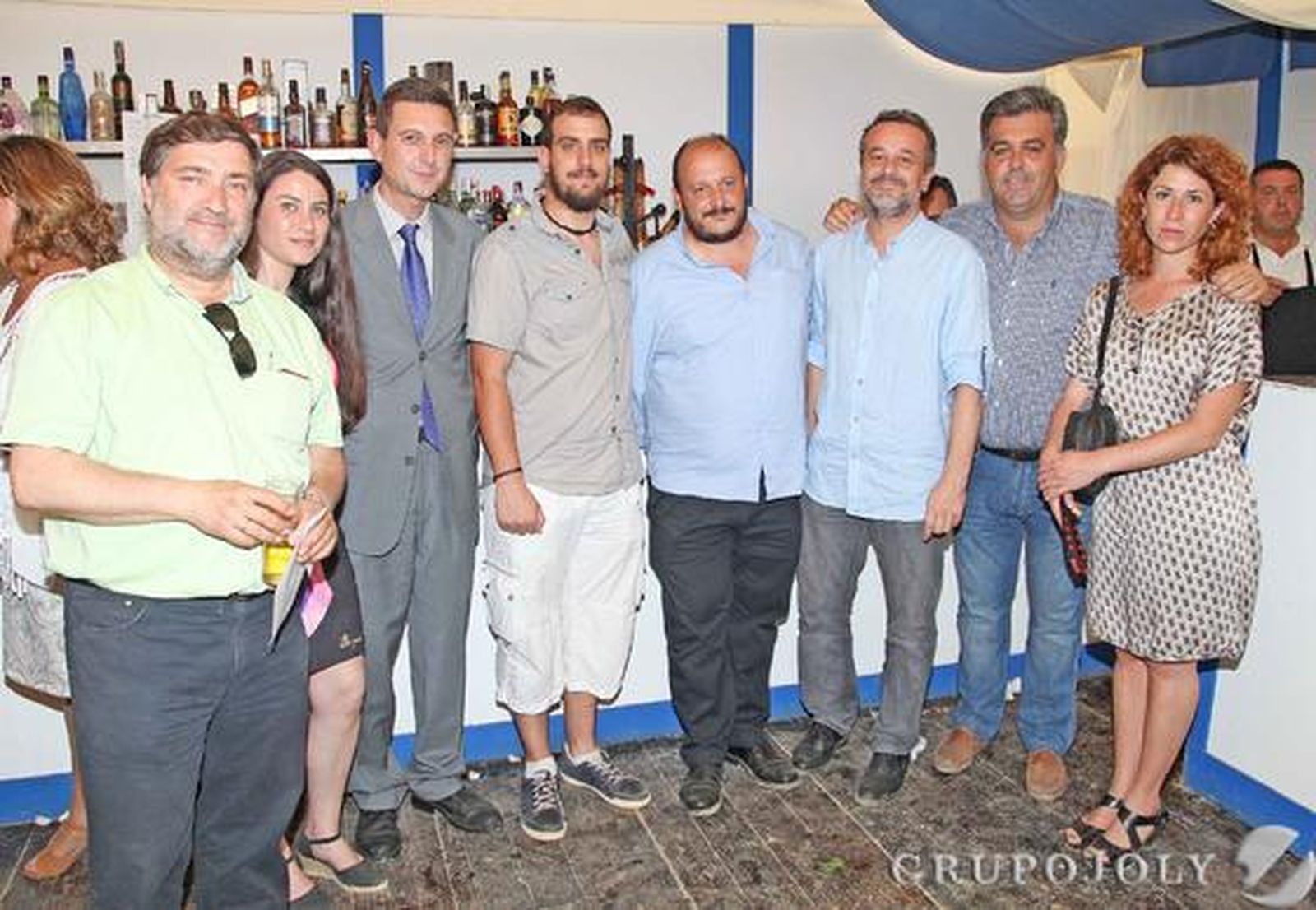 Miguel Berraquero posa junto al candidato a la Alcaldía por IU, Raúl Ruiz-Berdejo; el diputado andaluz de IU, José Antonio Castro; e integrantes del partido.

Foto: Pascual · Vanesa Lobo