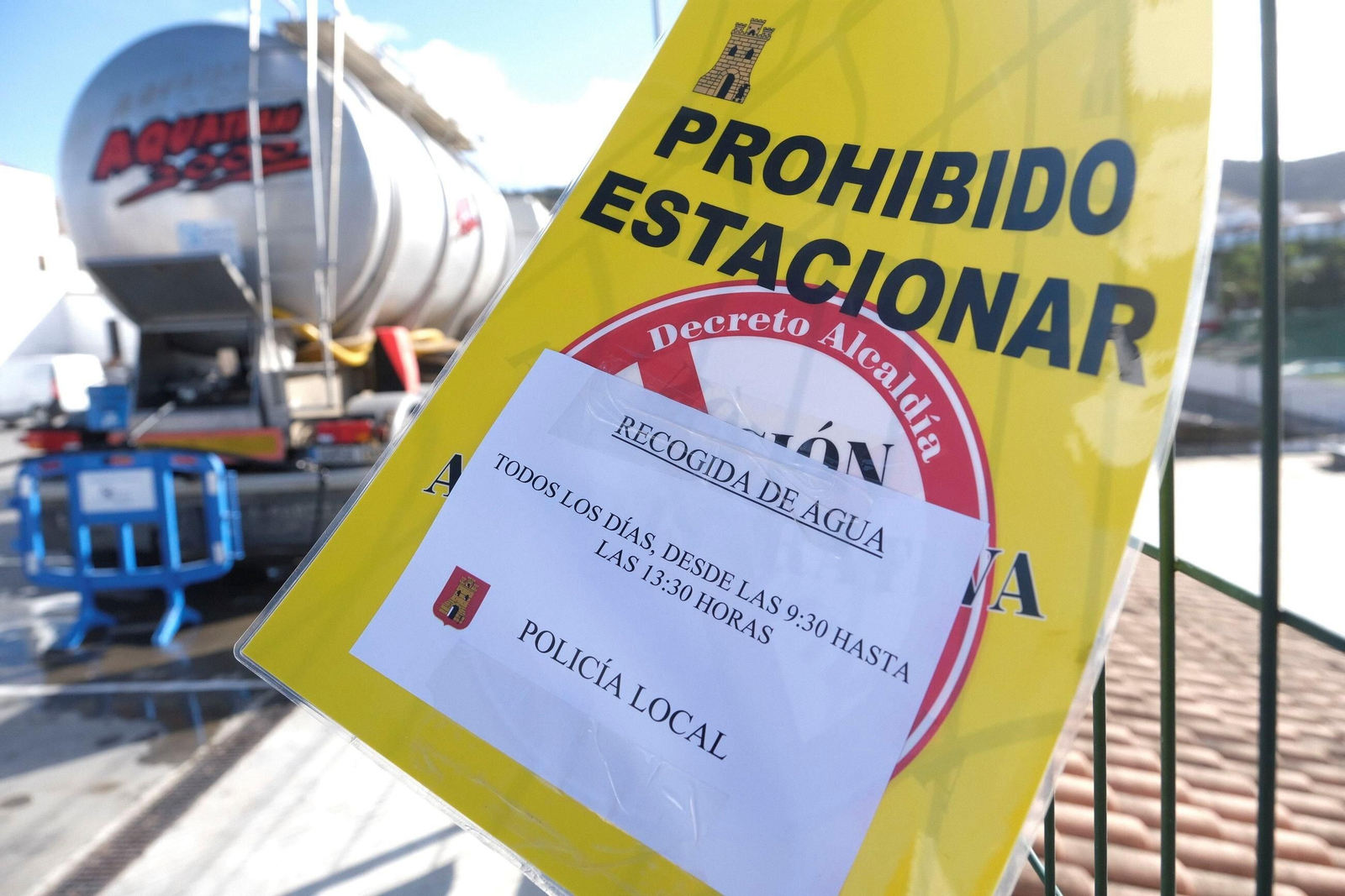 El reparto de agua potable en Espiel, en imágenes