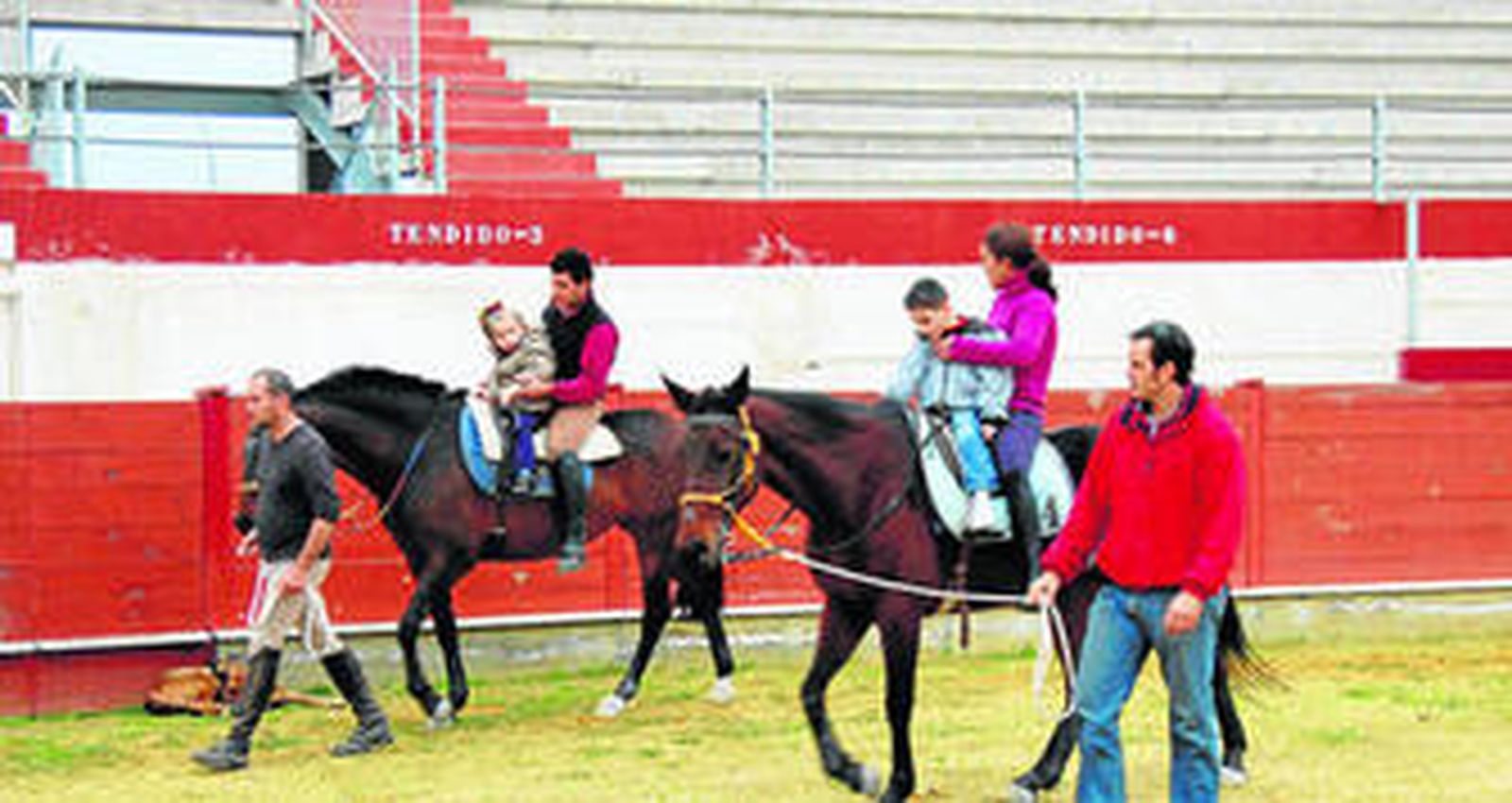 Casi 30 familias acuden todos los jueves a las sesiones de hipoterapia.