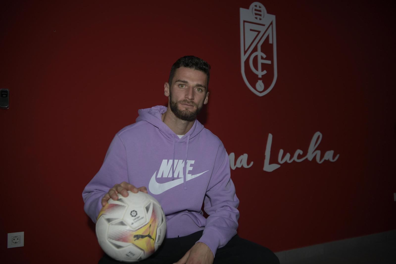 Domingos Duarte posa en la Ciudad Deportiva del Granada CF.