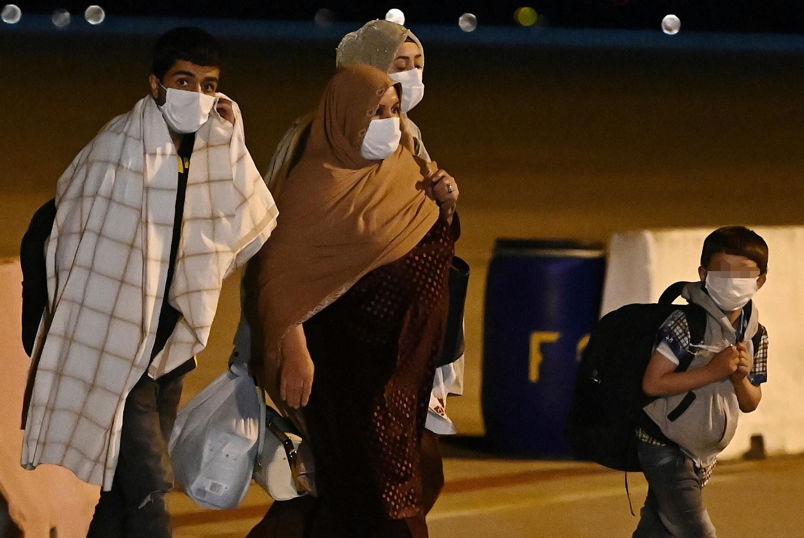 Varios refugiados afganos, a su llegada a Madrid. Varios refugiados afganos, a su llegada a Madrid.
