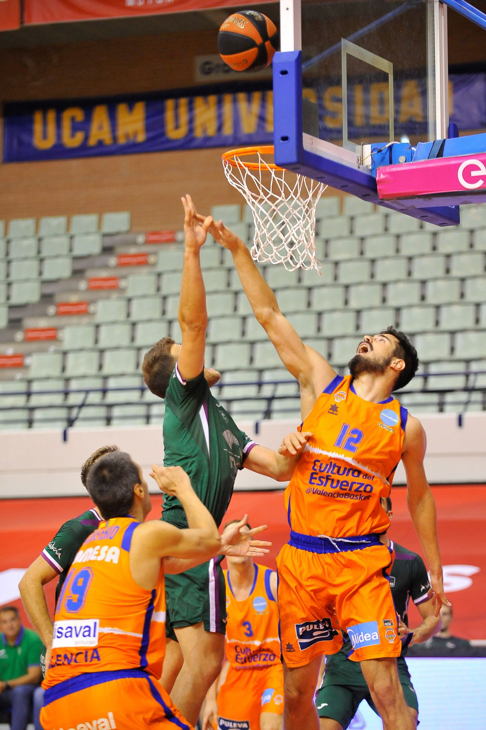 El Unicaja-Valencia Básket, en fotos