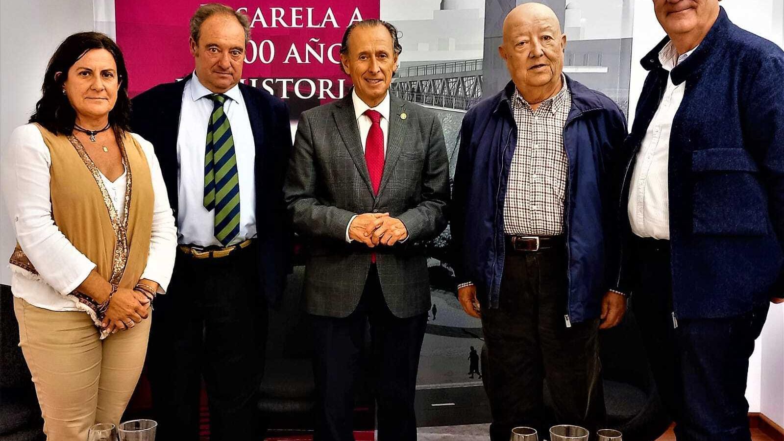 Autoridades con los conferenciantes. Autoridades con los conferenciantes.