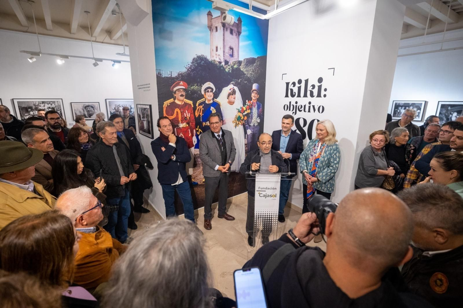 Un momento de la presentación de la exposición, con Kiki dirigiéndose a los asistentes. Un momento de la presentación de la exposición, con Kiki dirigiéndose a los asistentes.
