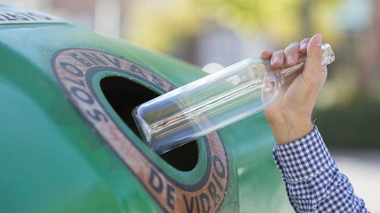 Un contenedor destinado al reciclaje de vidrio.