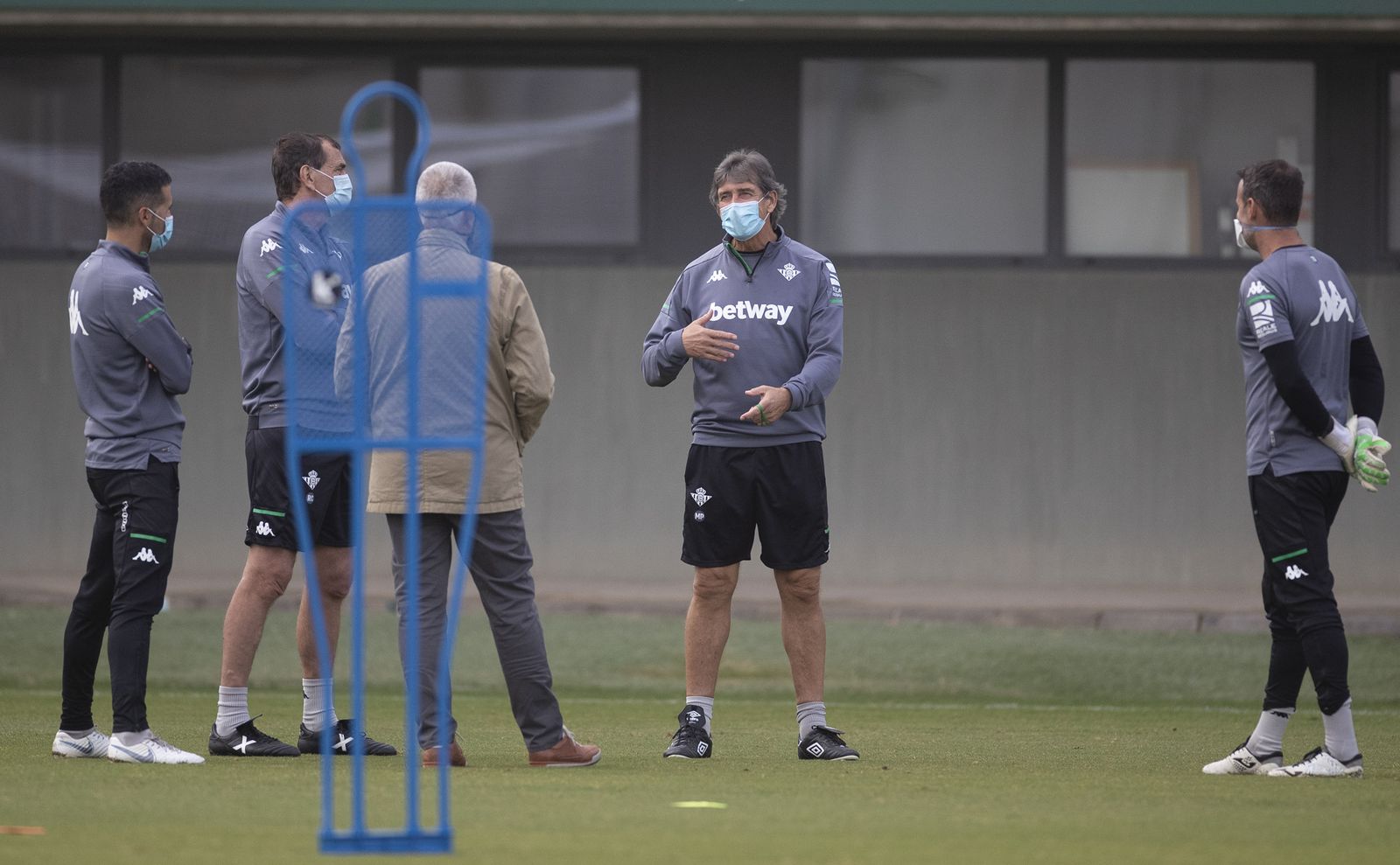 Pellegrini conversa con Antonio Cordón junto a su cuerpo técnico.