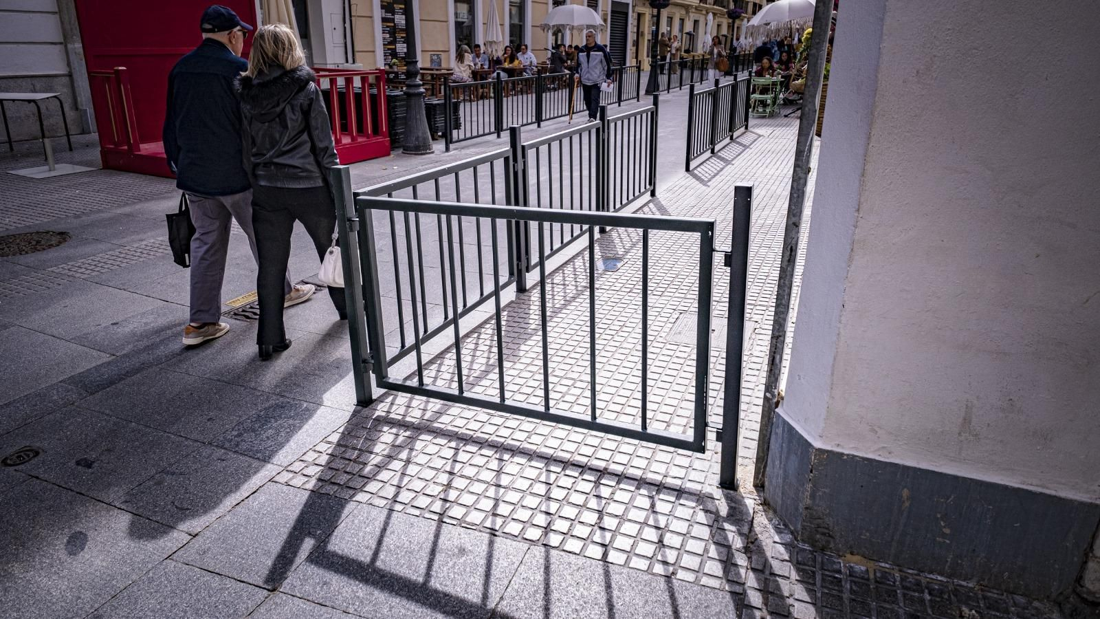 Nuevas vallas que blindan el acceso a la carrera oficial de Cádiz.