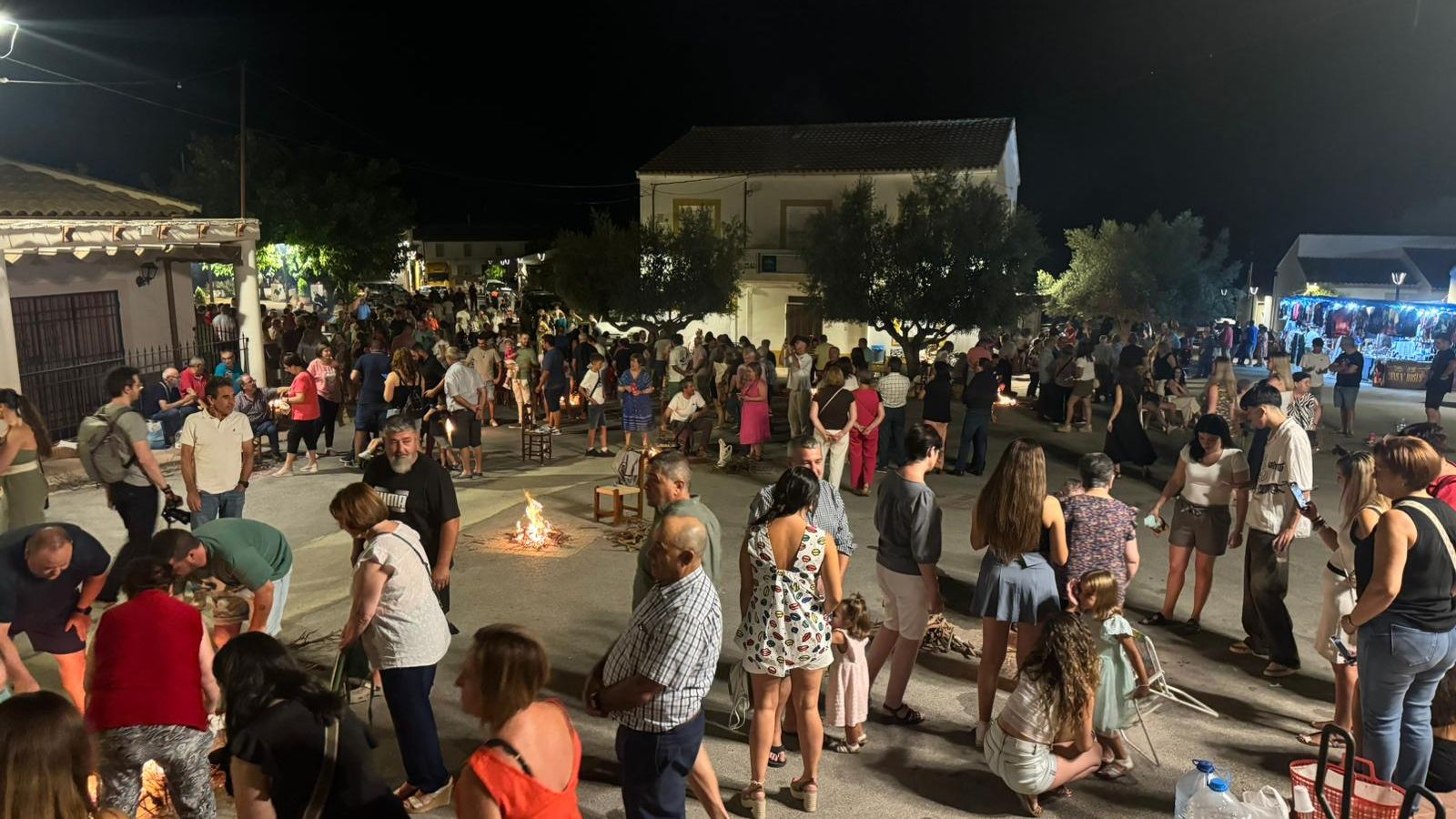 Estampa general de la plaza de Topares con los vecinos preparando las migas.